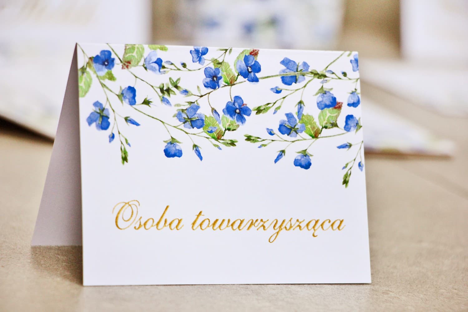 Marque-place élégant Sorento n° 4 avec motif myosotis Marque-places pour table de mariage - Sorento n° 4 - Myosotis - accessoires de mariage avec dorure