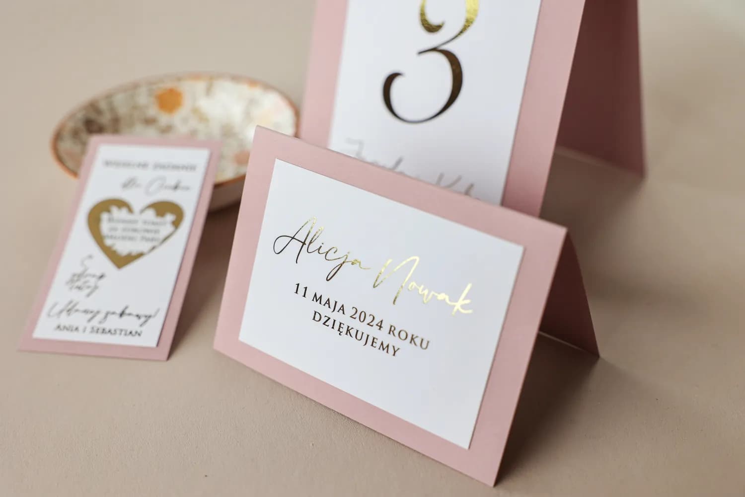 Marque-place de mariage rose et or Avril n°12 Marque-places de mariage rose pastel avec couche blanche et accents dorés