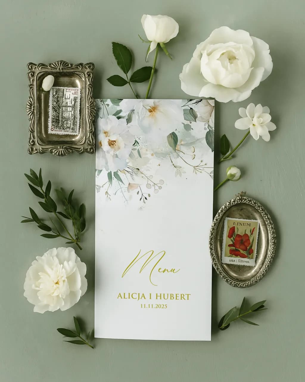 Menu de mariage Ruskus n° 6 fleurs blanches Menu de mariage personnalisé collection Ruskus avec graphique artistique de fleurs blanches à l'aquarelle et inscriptions dorées.