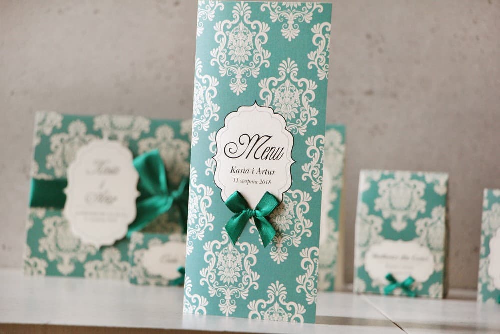 Menu de mariage glamour Ornement n° 9 Menu de mariage, table de fête - Ornement n° 9 - Papier perlé avec nœud, émeraude et dorures