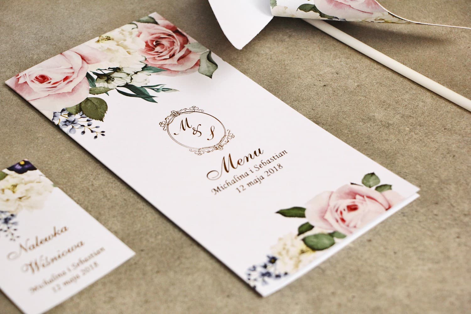 Eleganti menu nuziali dorati con fiori | Carta dei piatti per tavolo nuziale | Collezione Sorento n. 1