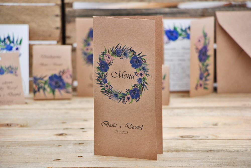 Klappbare Menükarte zur Hochzeit Kornblumenblaue Anemonen, Öko-Papier | Menükarte im Waldstil | Owoce Leśne Nr. 4