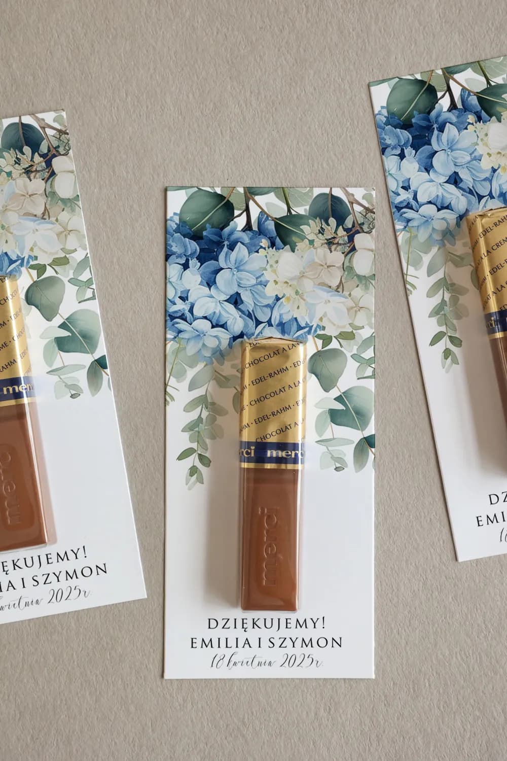 Gastgeschenke mit Merci Schokolade und blauen Hortensien Impresja Nr. 4