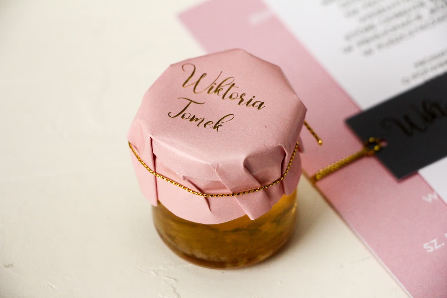 Mielini Emerald n. 2 con cappuccio rosa dorato Vasetto di miele - Bomboniere nuziali per ospiti. Cappuccio rosa con doratura legato con cordoncino dorato