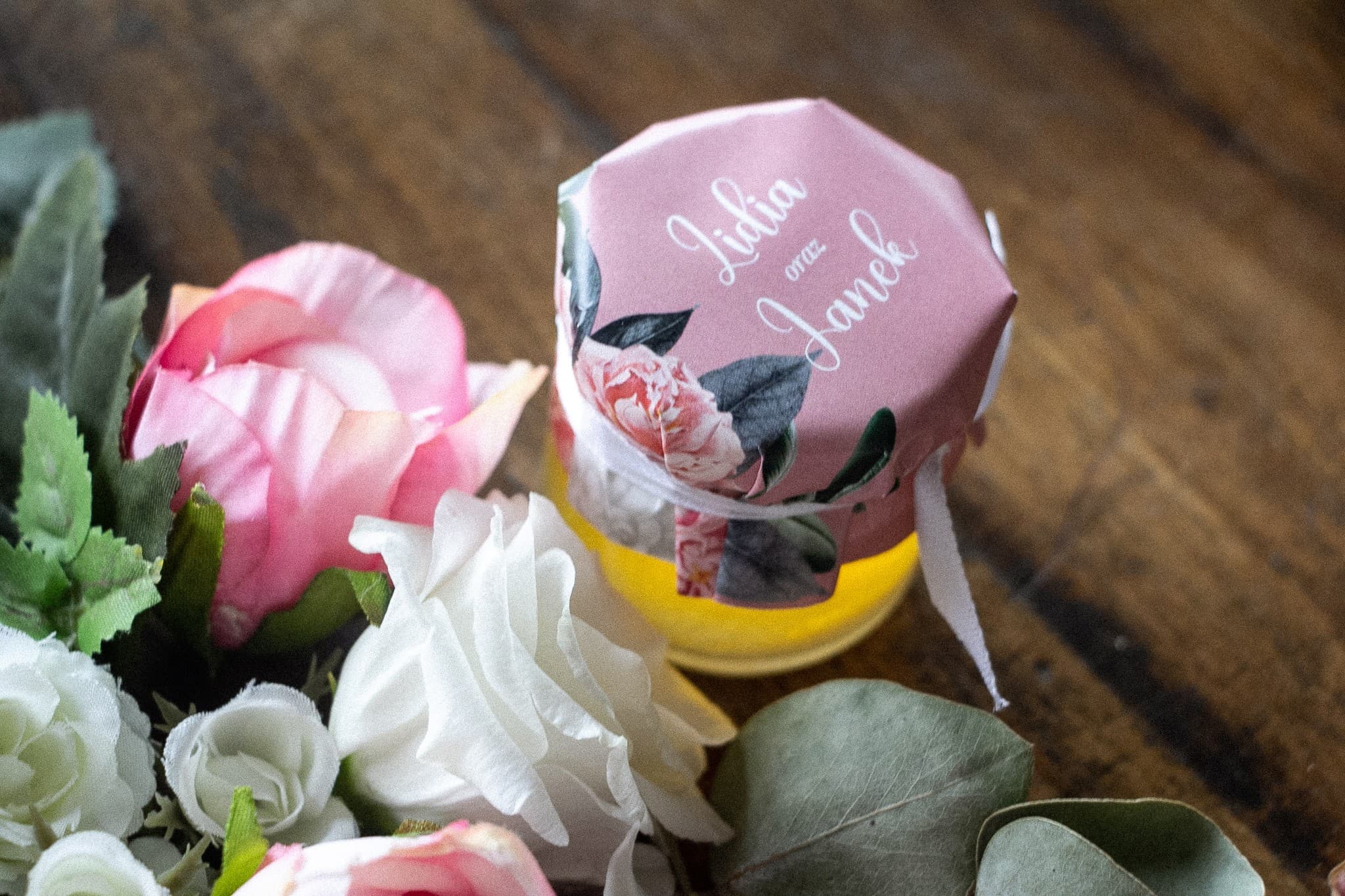 Ringraziamenti per ospiti matrimoniali in forma di vasetti con Miele. Coperchio in colore rosa cipria Ringraziamenti per ospiti matrimoniali in forma di vasetti con Miele. Coperchio in colore rosa cipria