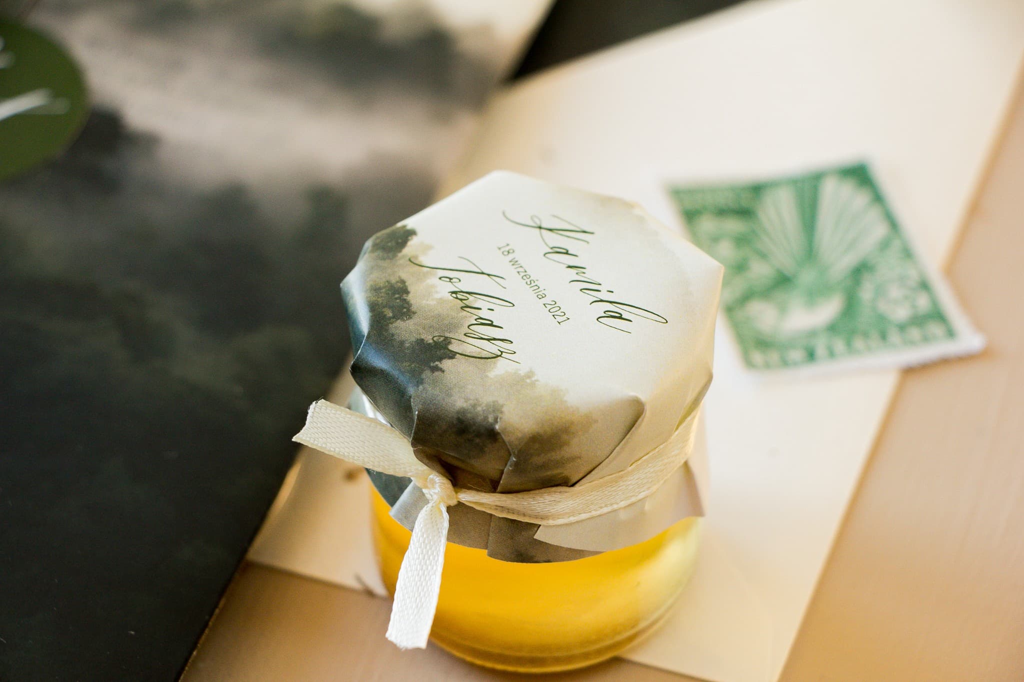 Miel de mariage Opal n° 2 Forestier Miels de mariage - remerciements pour les invités. Capuchon avec graphique de forêt