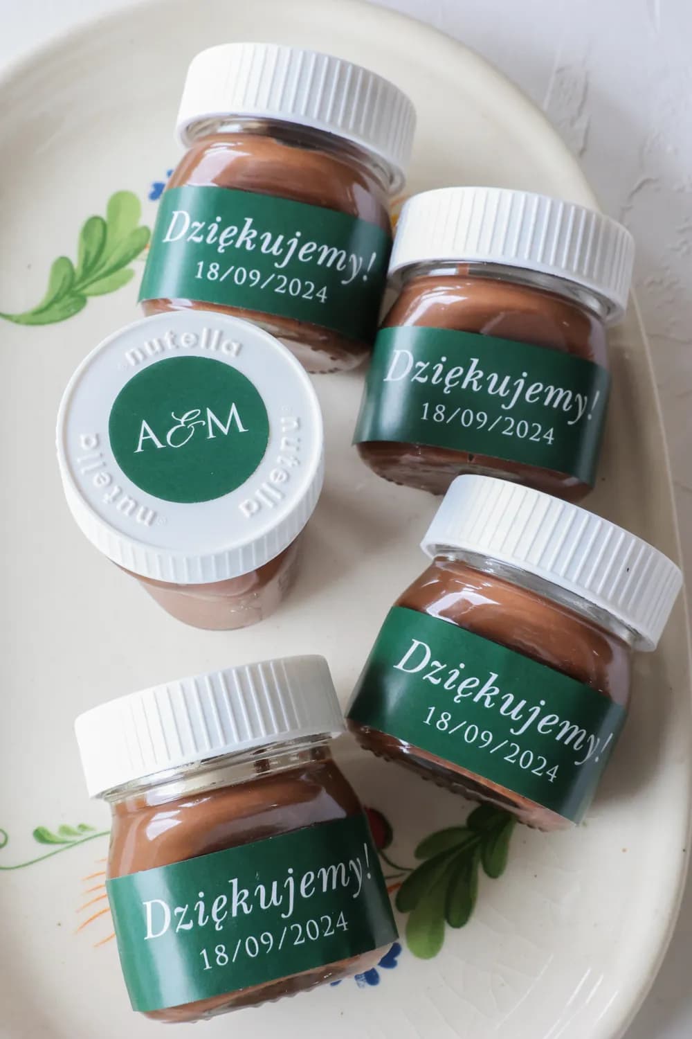 Mini vasetto Nutella verde con tappo bianco e monogramma come bomboniera nuziale