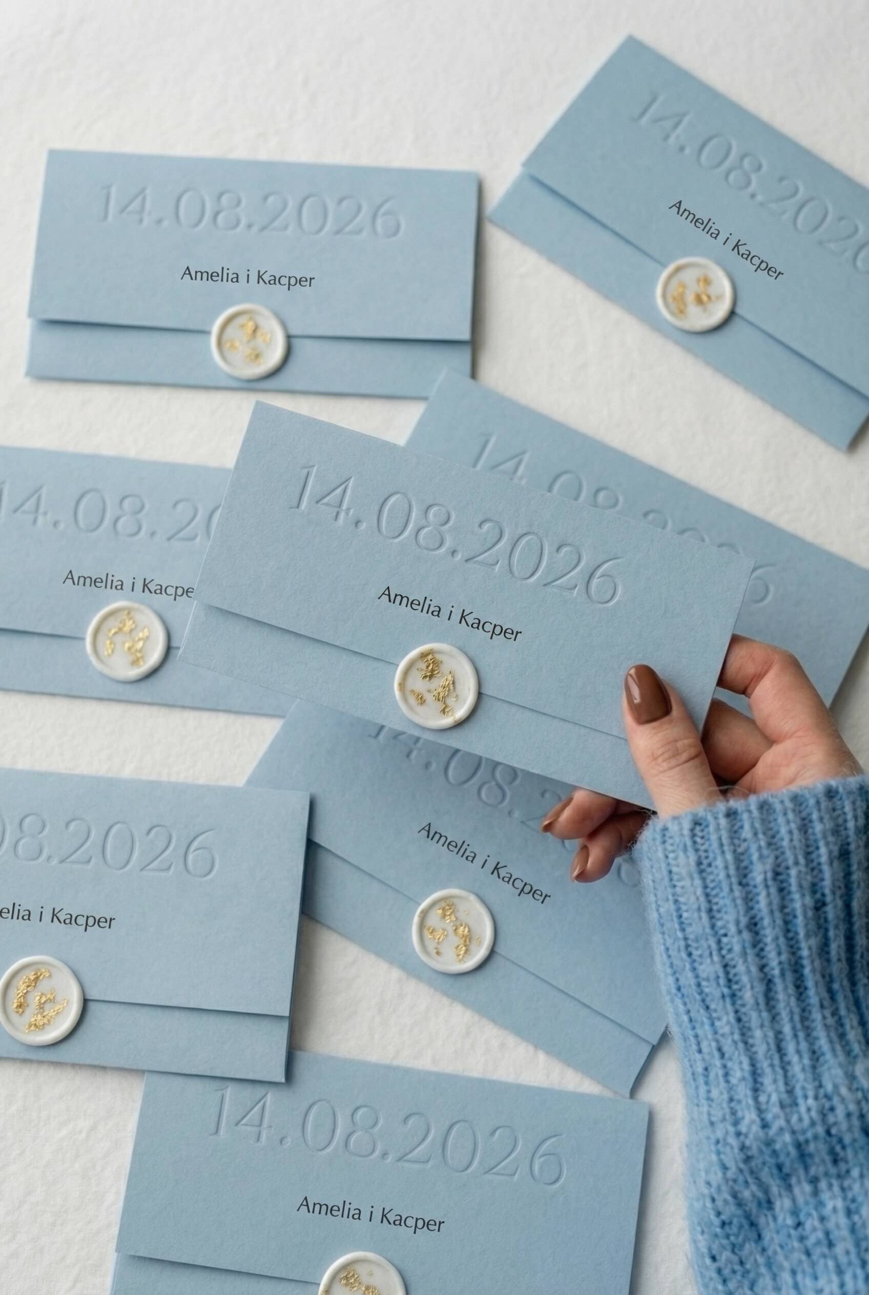 Hochzeitseinladungen Dusty Blue mit Letterpress-Prägung - Gaja Nr. 4 Blaue Hochzeitseinladungen in Dusty Blue mit minimalistischer Datumsprägung und weißem Siegel.