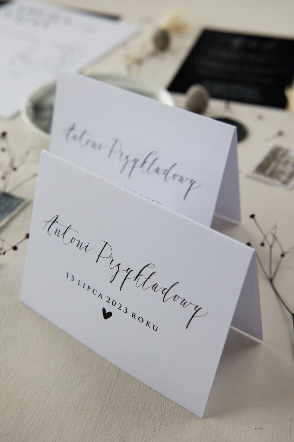 Minimalistische Platzkarten für die Hochzeit in Weiß mit schwarzem Aufdruck