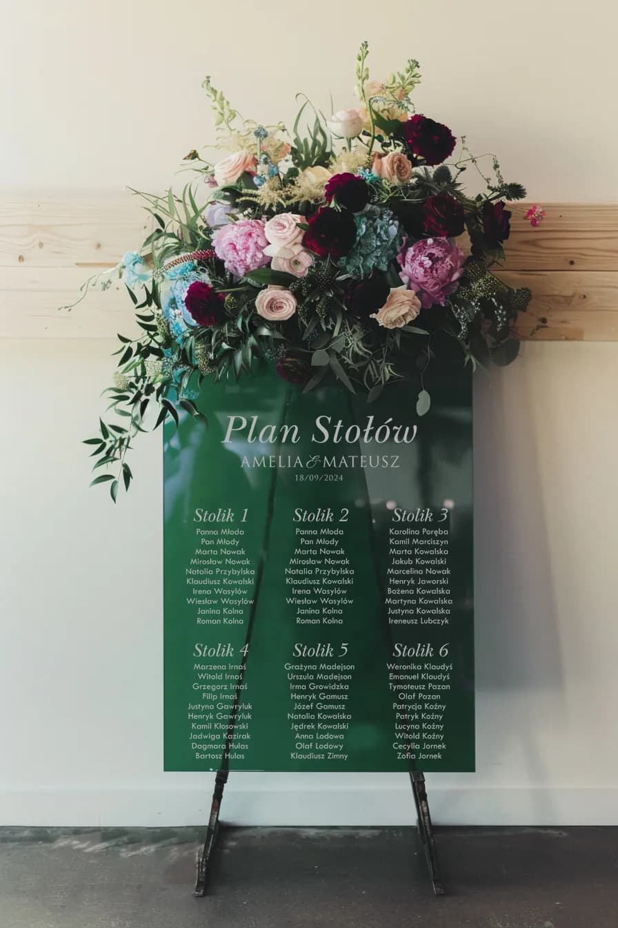 Sitzplan auf Plexiglas in Grün mit weißer Schrift | Eleganter Hochzeitssitzplan | Kraft Nr. 10