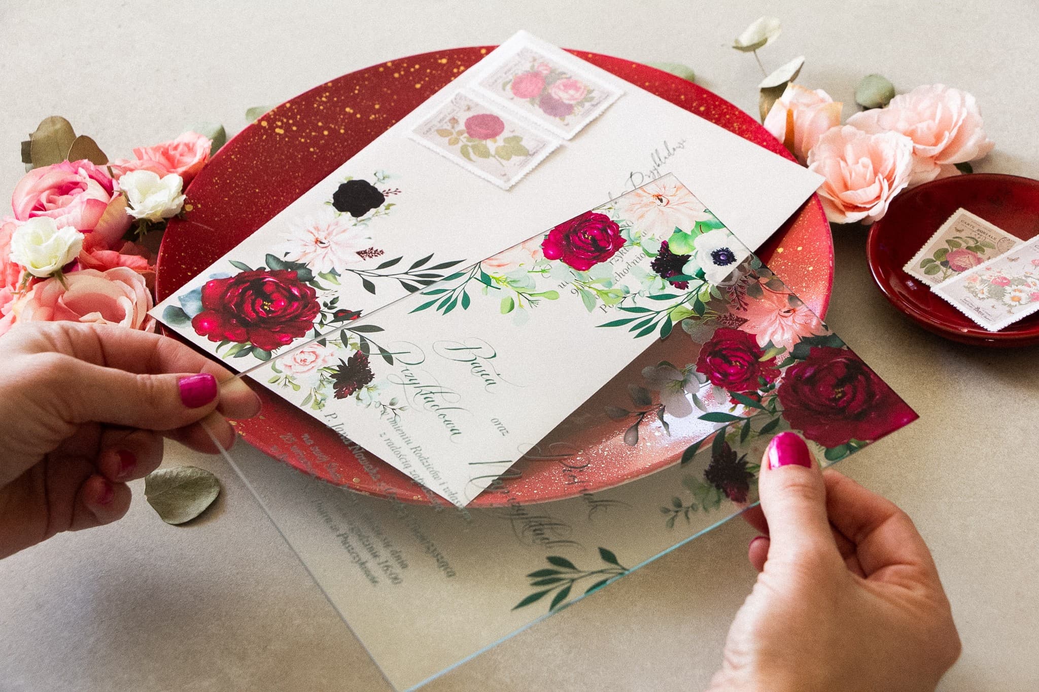 Muestra de invitación de boda en vidrio con motivo de flores burdeos | Korani n.º 4