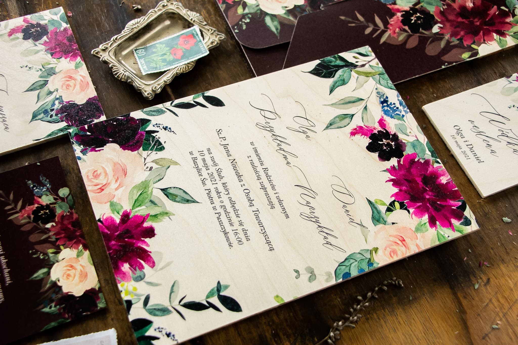 Muestra de invitación de boda en madera con peonías borgoña | Topaz n.º 3