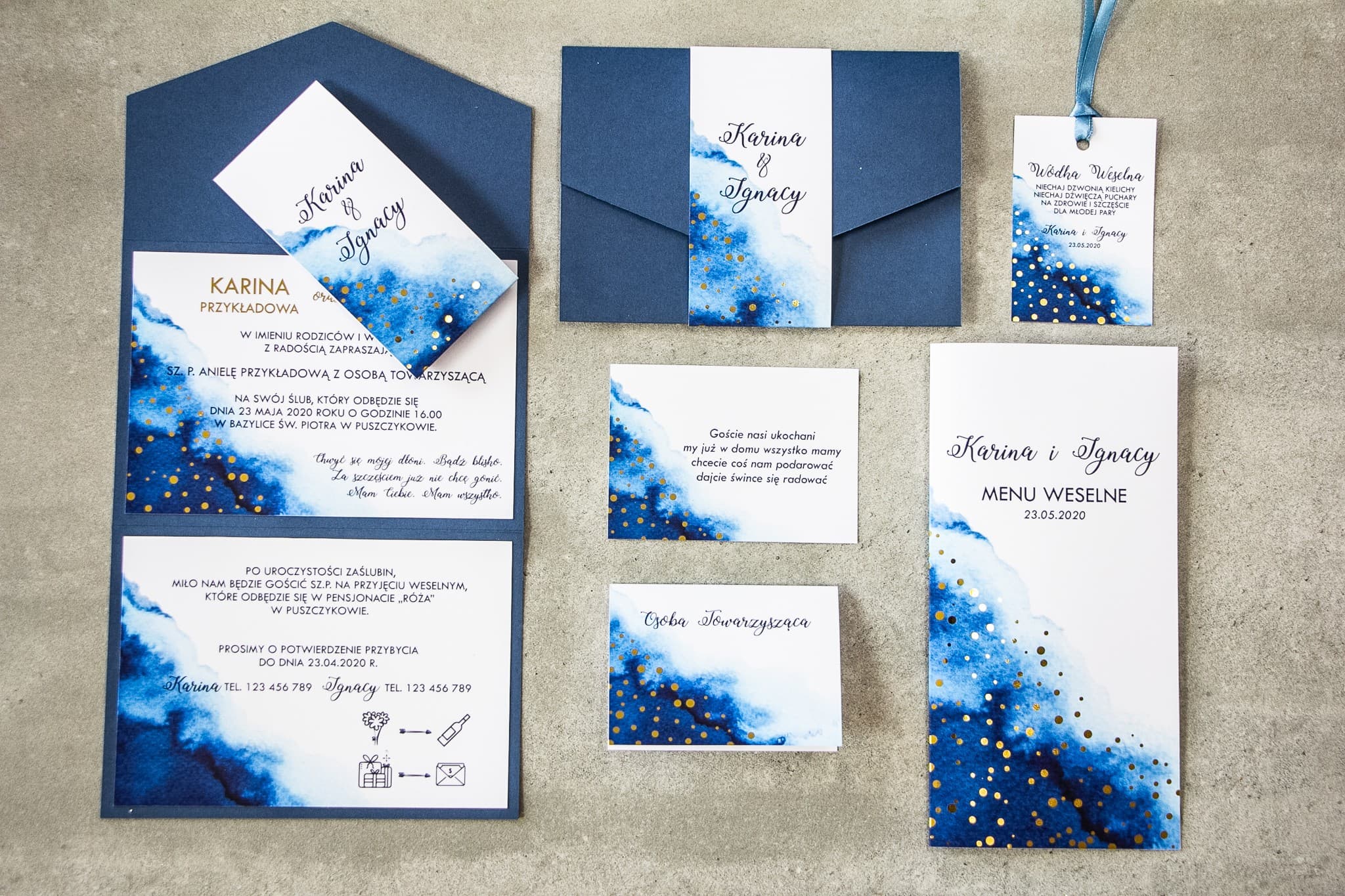 Muestras de invitaciones de boda azul marino con dorado y cupón de descuento Bakarto nº 1