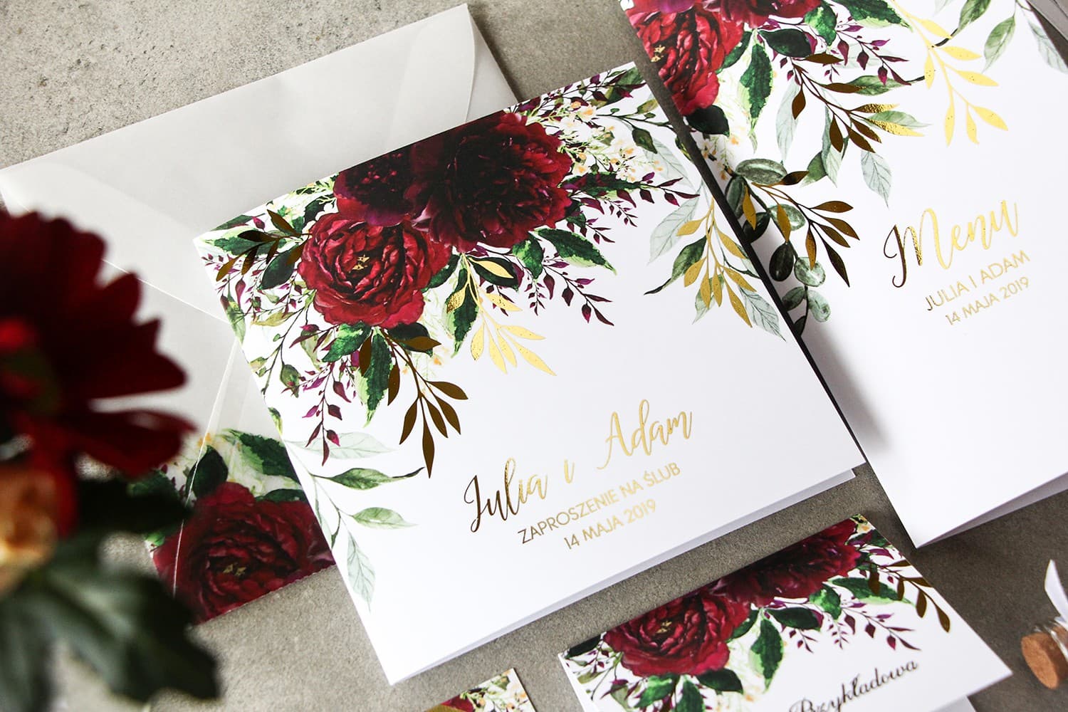 Hochzeitseinladung Rubin Nr. 3 – Glamour-Stil mit burgunderroter Pfingstrose