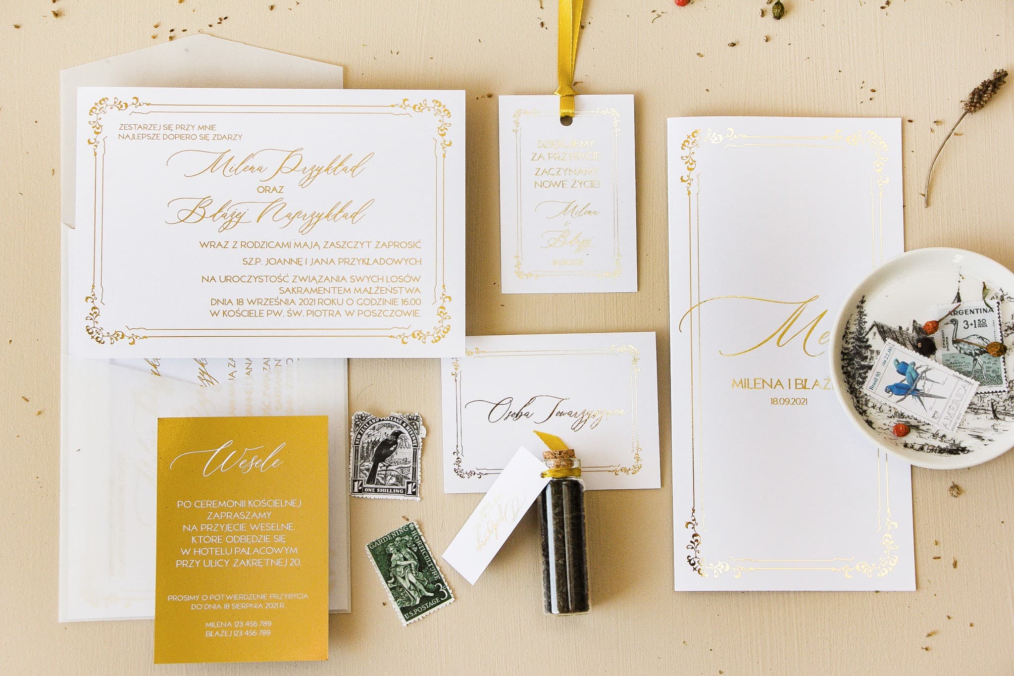 Musterset minimalistische Hochzeitseinladungen mit Goldprägung Sand Nr. 4