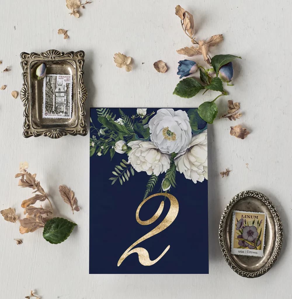 Numero tavolo blu con peonie e doratura – Ruscus n. 3