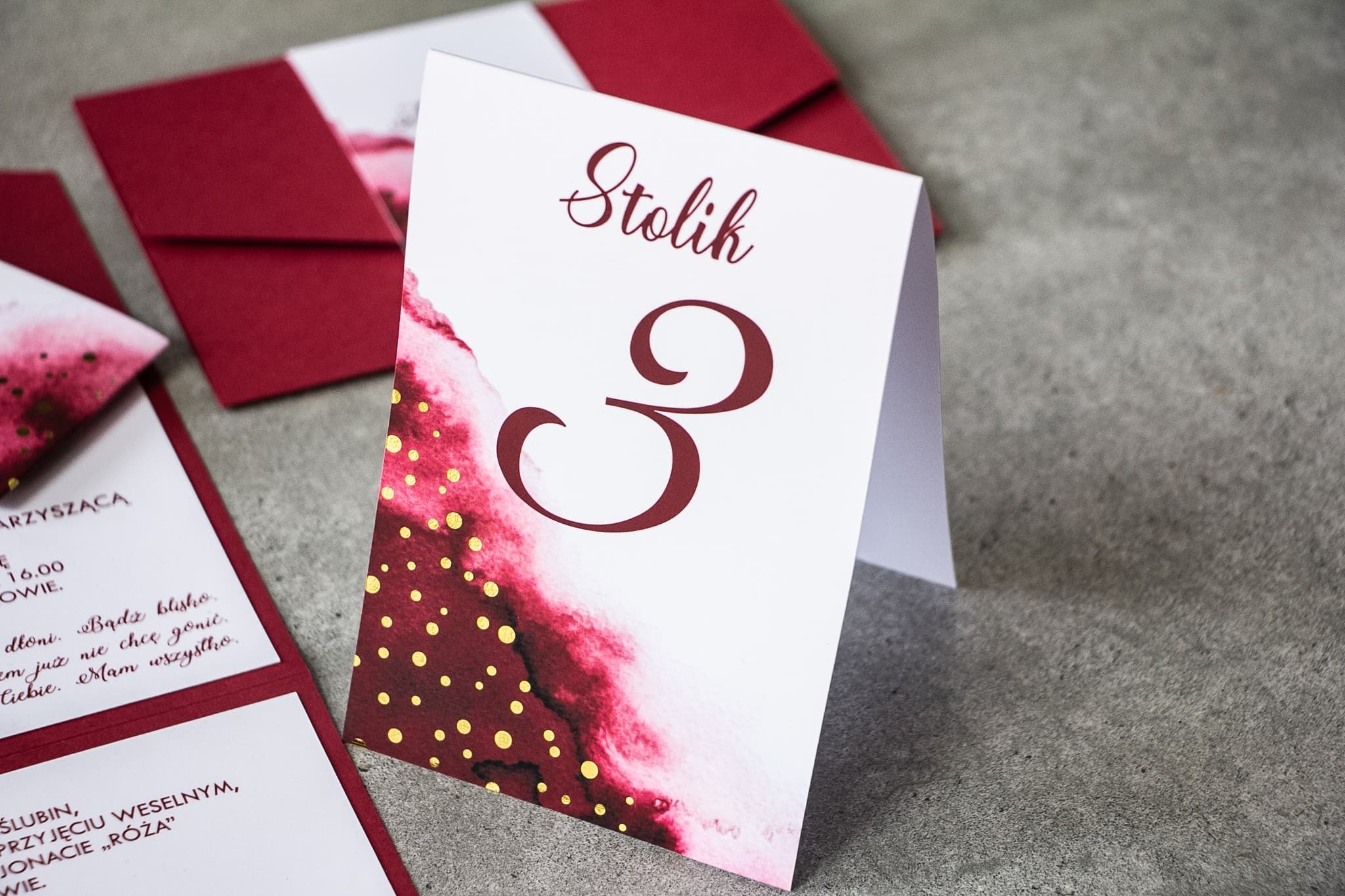 Numeri Tavolo Eleganti con Puntini Dorati | Numeretti Nuziali Borgogna Glamour | Bakarto n. 2