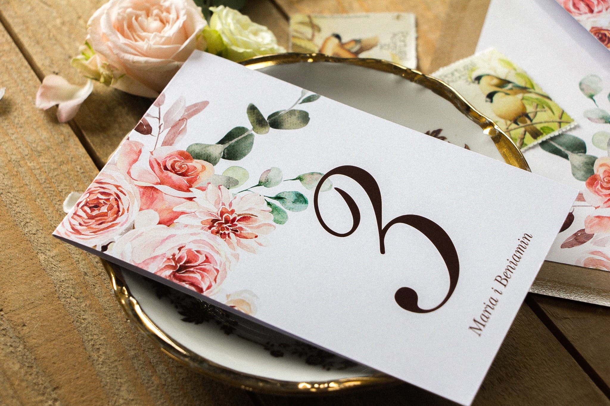 Números de mesa botánicos para boda con composición de ramo rosa delicado