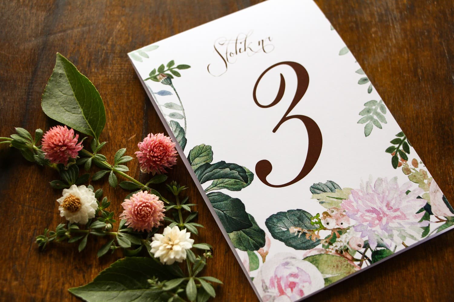 Números de mesa de boda rústicos con motivo de dalias y rosas en tonos pastel