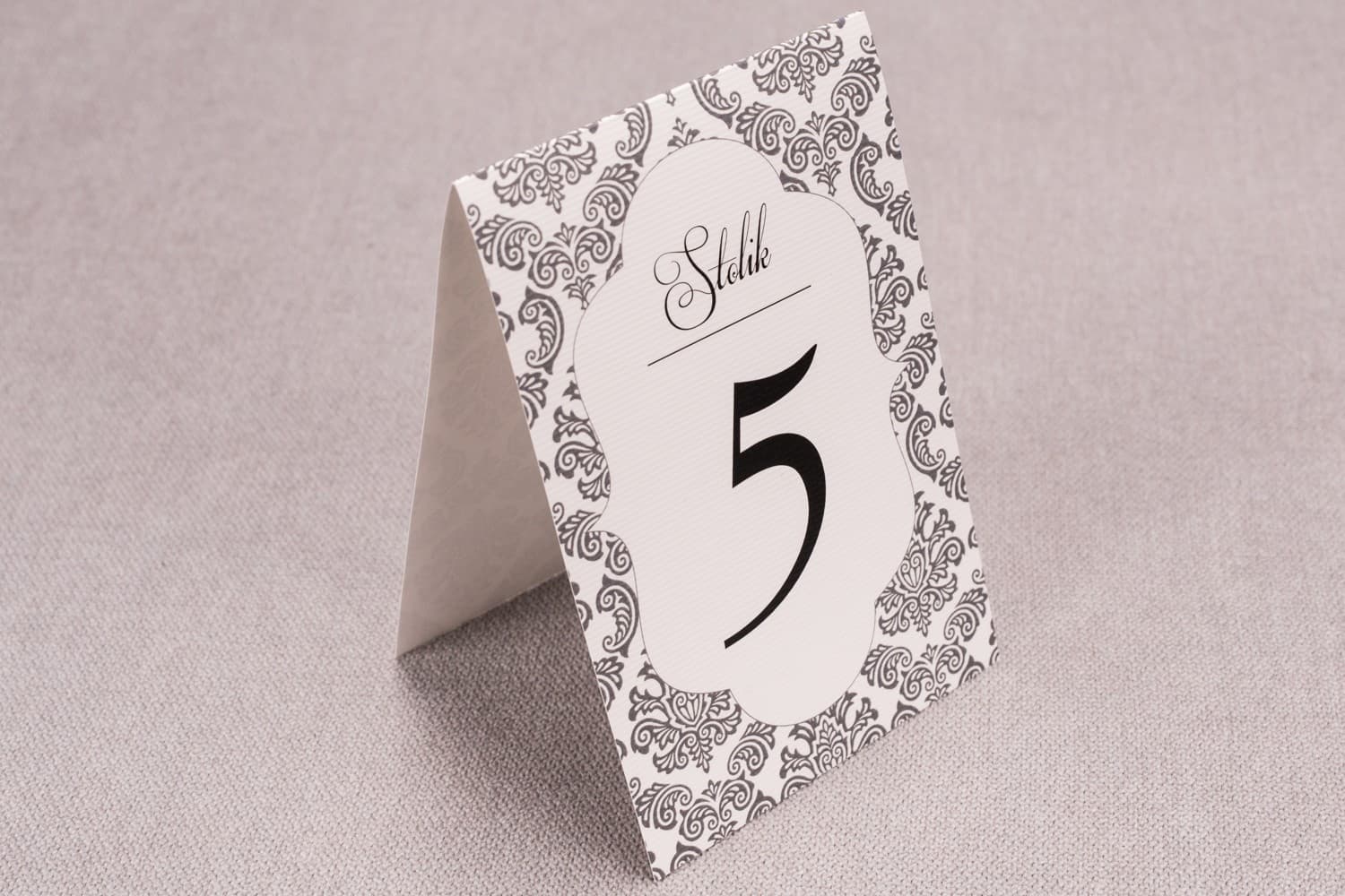 Números de mesa de boda de la colección Madras n.º 6 con ornamentos grises