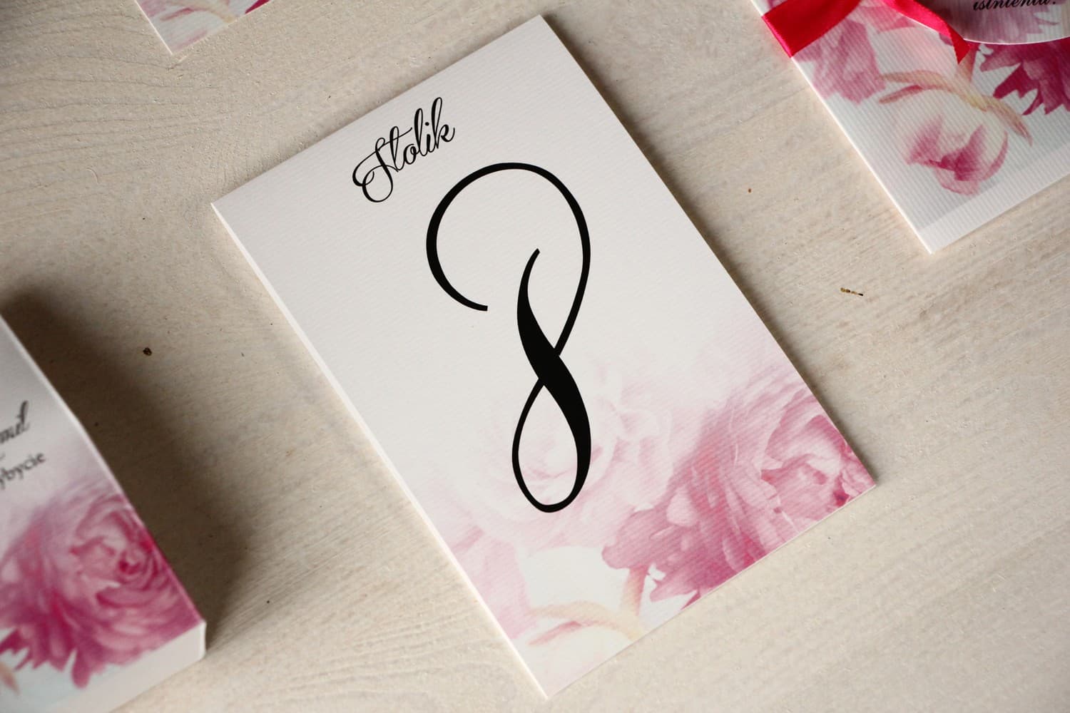 Números de mesa florales para bodas con diseño de peonías rosas