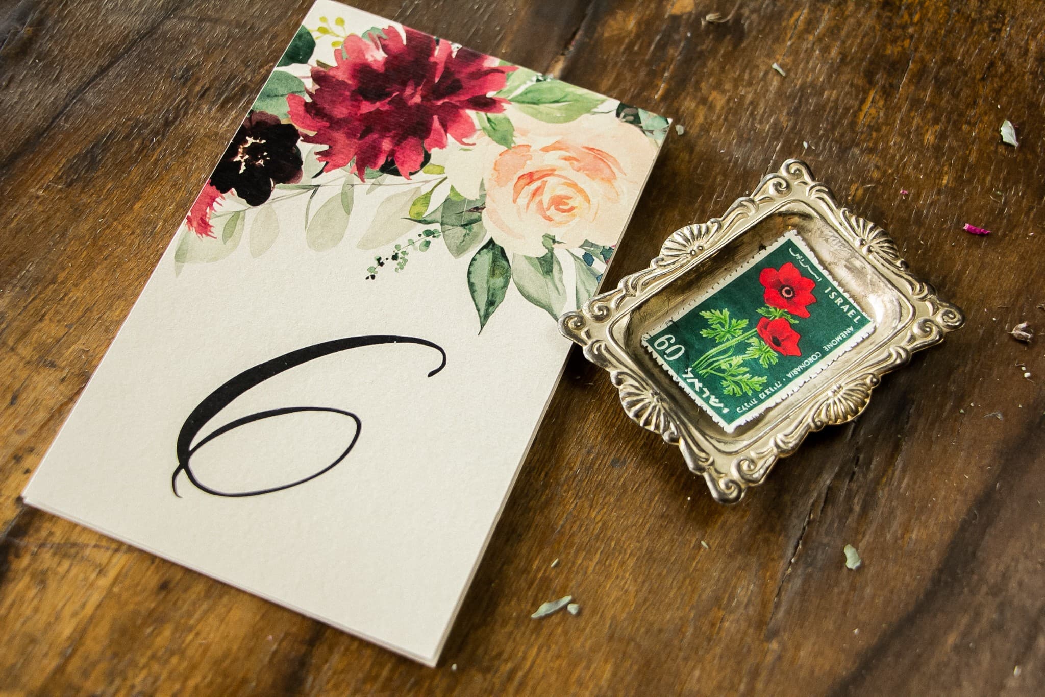 Números para mesa de boda con peonías color burdeos | Numeración elegante | Topaz nº 3