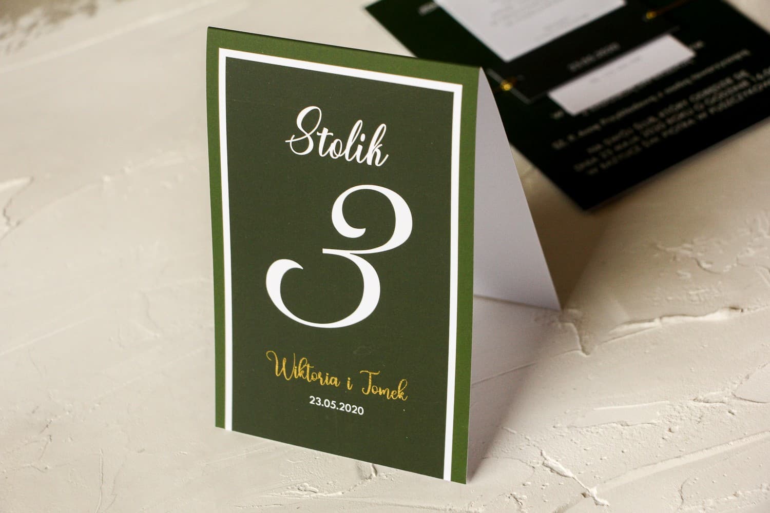 Números de mesa para boda con detalles dorados en color verde botella