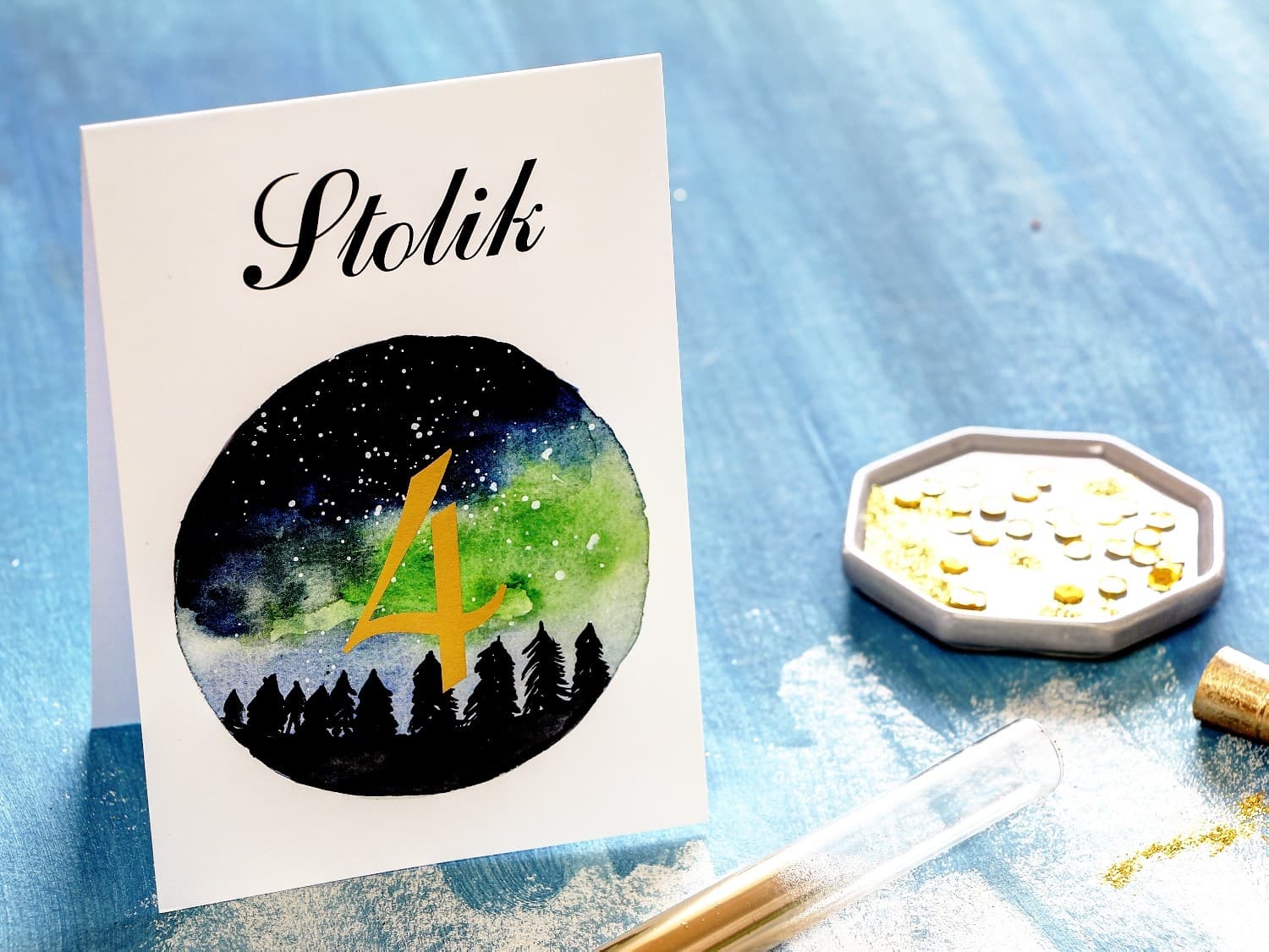 Números de mesa de boda dorados. Cifra dorada sobre fondo de cielo nocturno - Noche de Luna nº 4