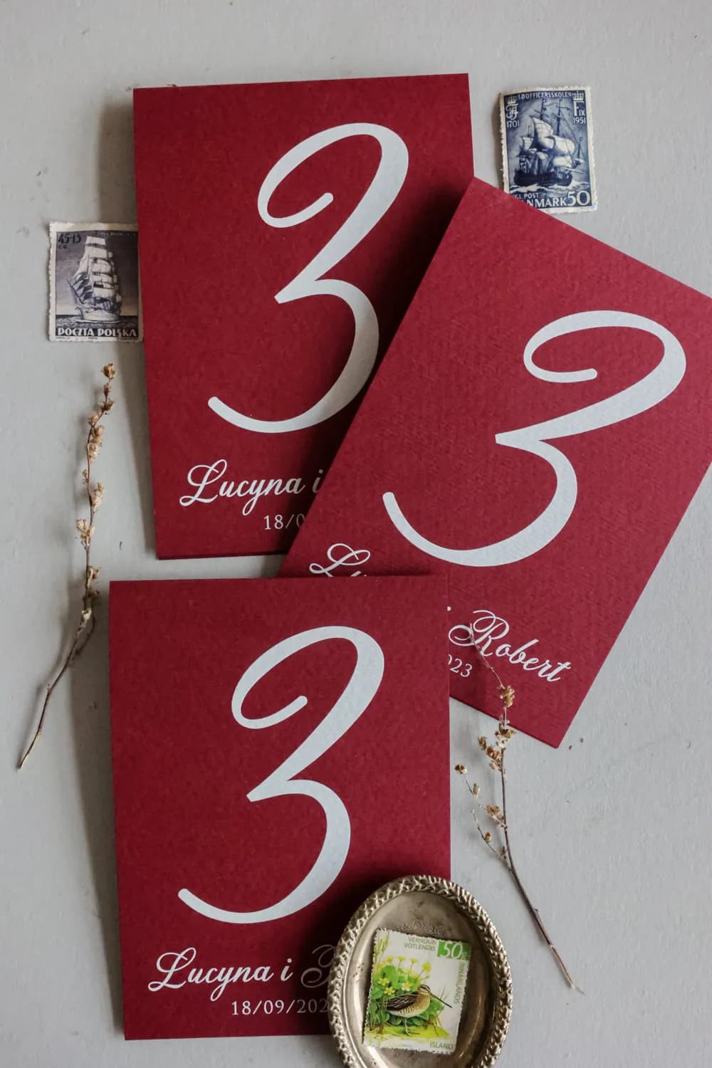 Elegantes números de mesa de boda en color burdeos con personalización | Kraft n.º 6