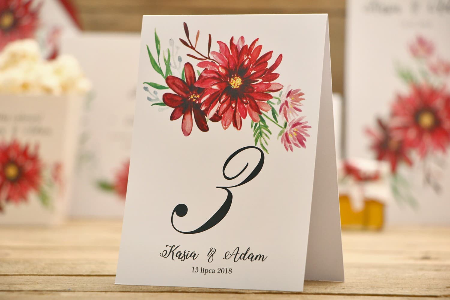 Elegantes Números de Mesa con Dalia Roja | Numeración de Mesas de Boda Vertical Floral | Kalia nº 5