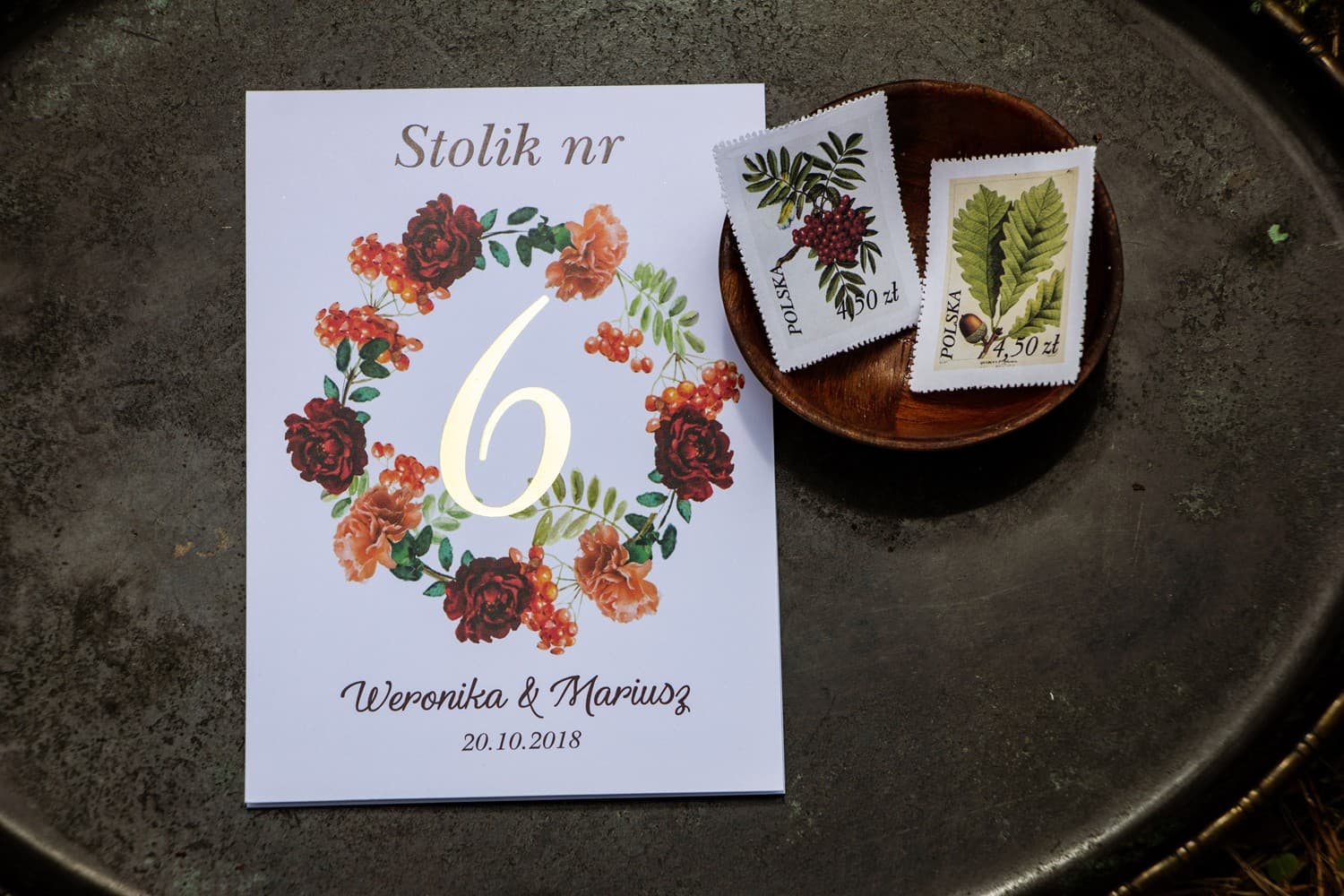 Numéros de table de mariage dorés avec sorbier et rose | Papeterie de mariage automnale | Orini n° 2