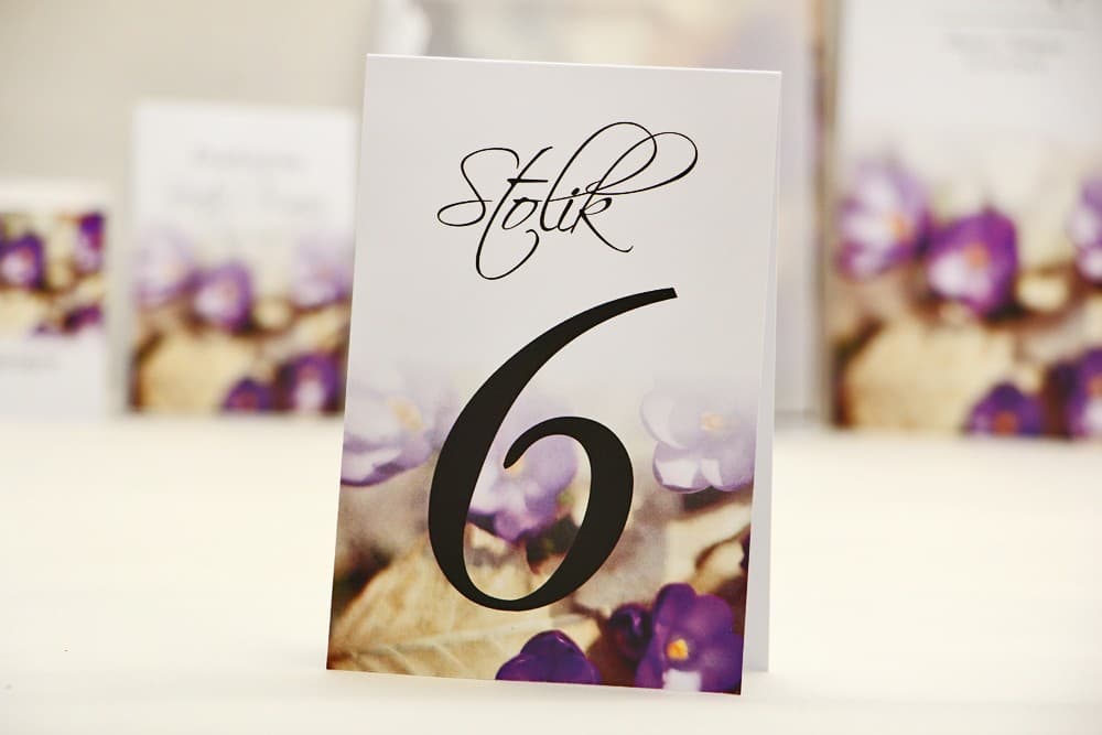 Numéros de table élégants avec crocus violet, autoportants | Numéros de table de mariage | Elegant n° 26