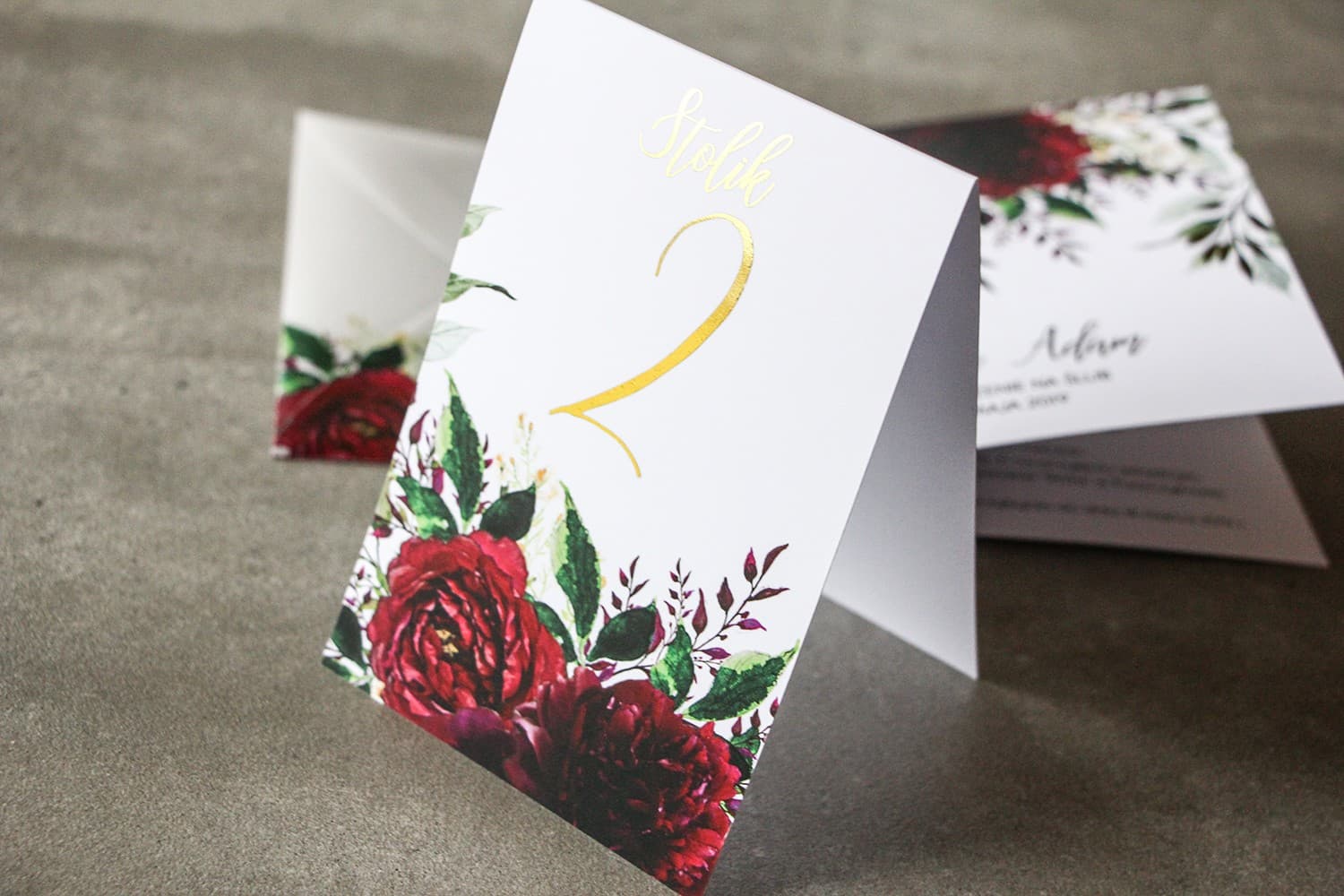 Numérotation de Table Rubin n° 3 – Style Glamour Doré avec Pivoine Bordeaux