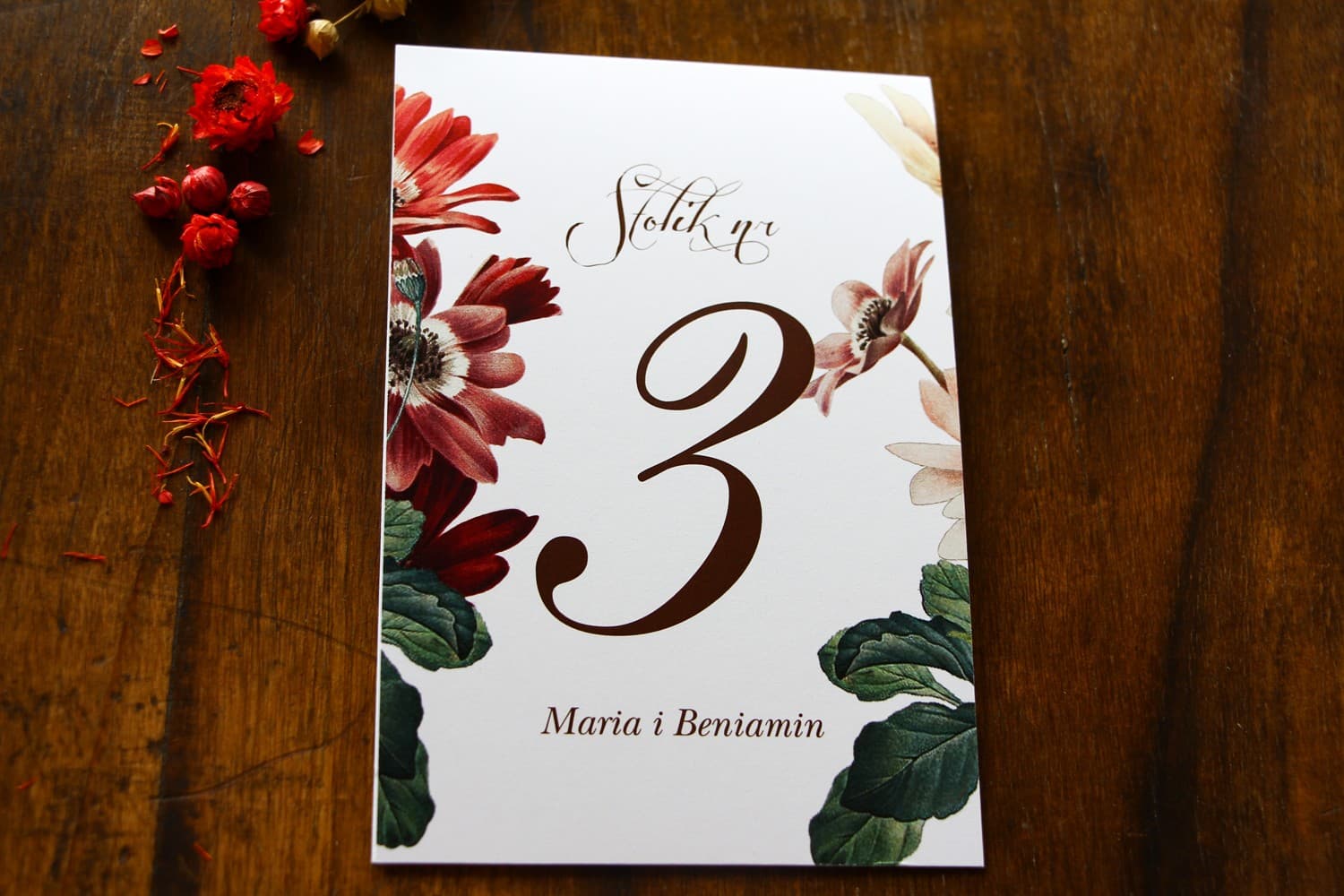 Numéro de table fleurs bordeaux Indygo 3 Numéros de table de mariage rustiques avec motif de marguerites bordeaux et bourgogne avec feuillage vert