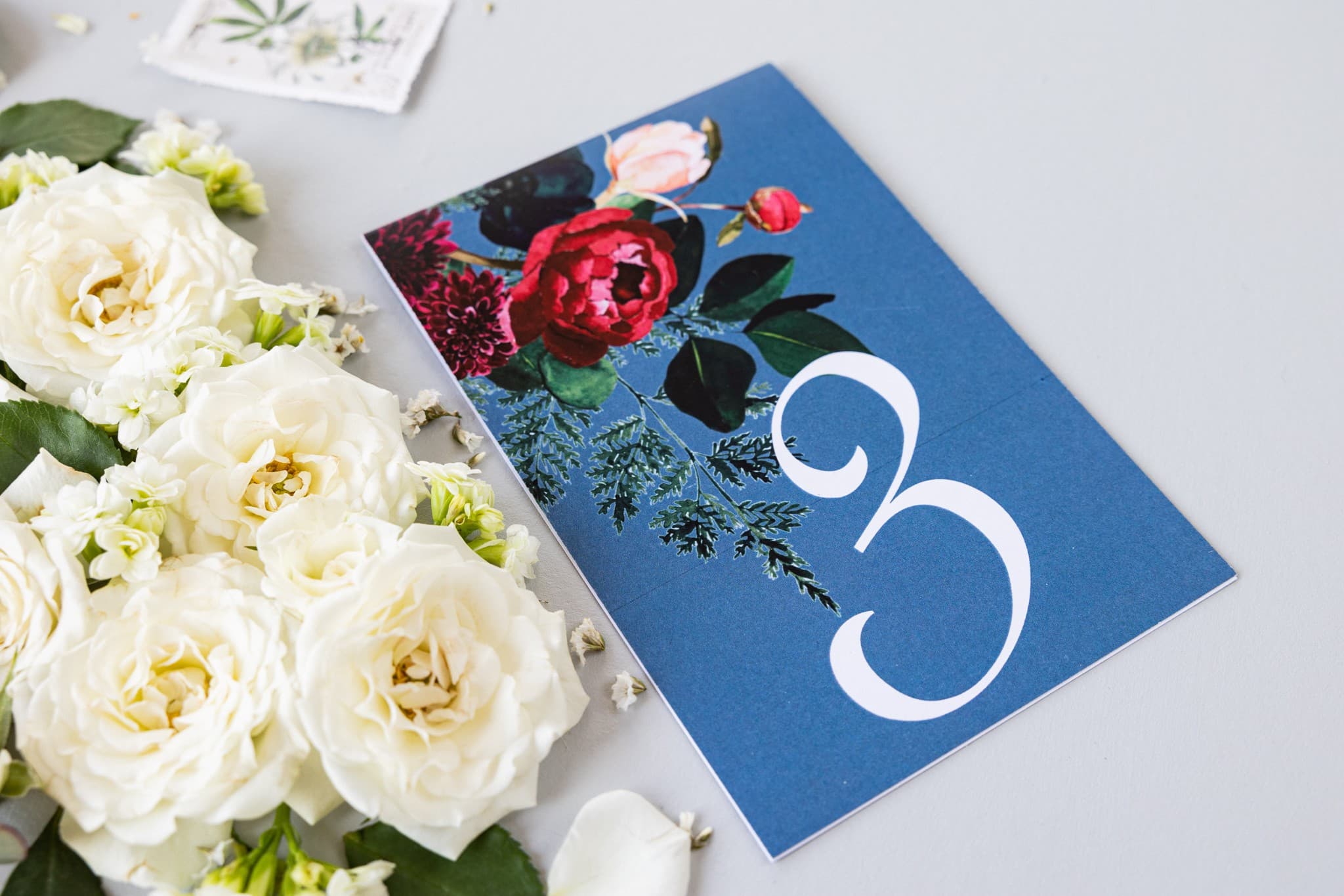Numéros de Table avec Pivoines Bordeaux et Dusty Blue | Numérotation de Table Mariage | Soft n° 6
