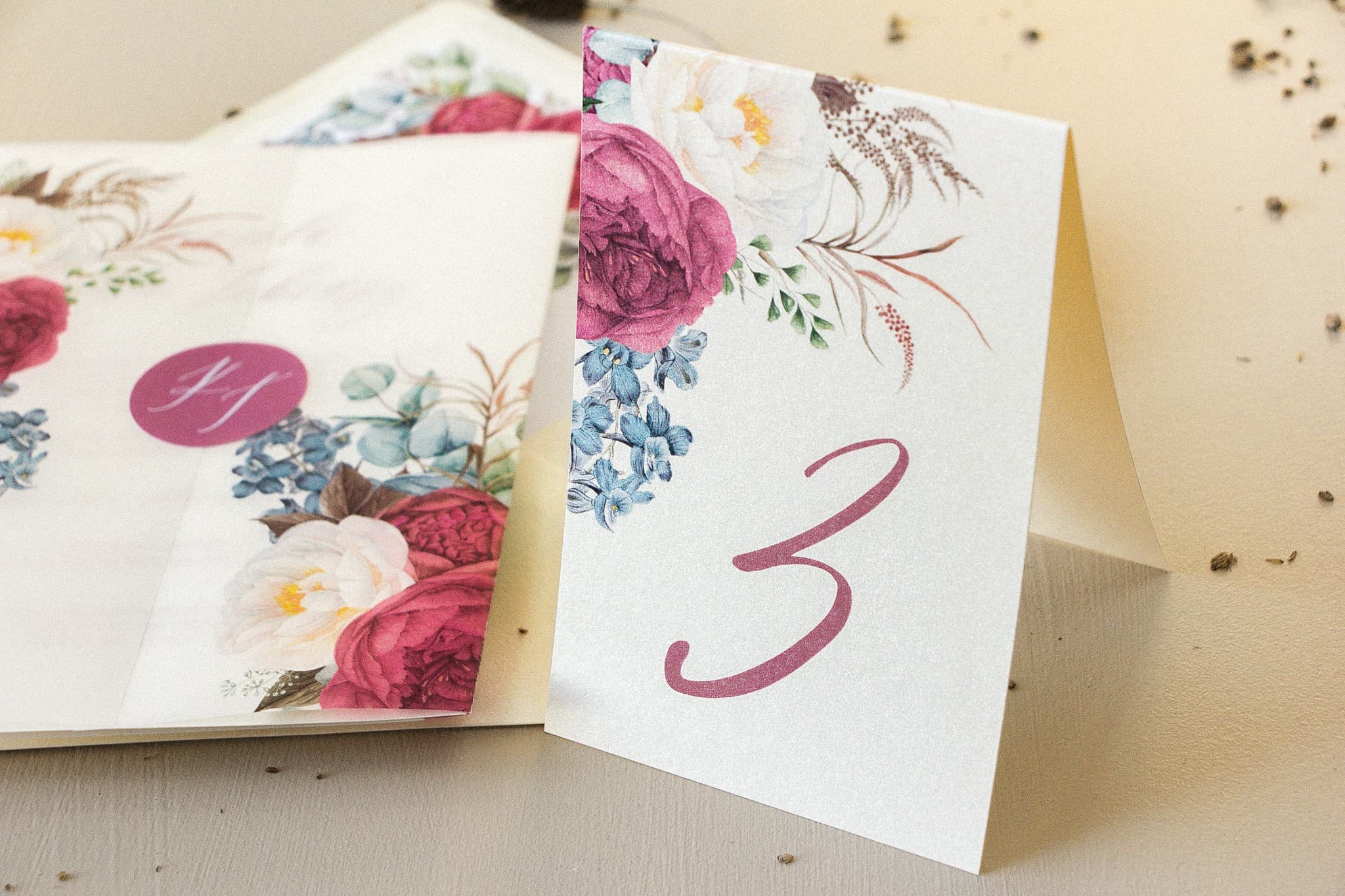 Numéros de Table Pivoines Eucalyptus | Numéros de Table de Mariage Autoportants sur Papier Perlé | Opal n° 10