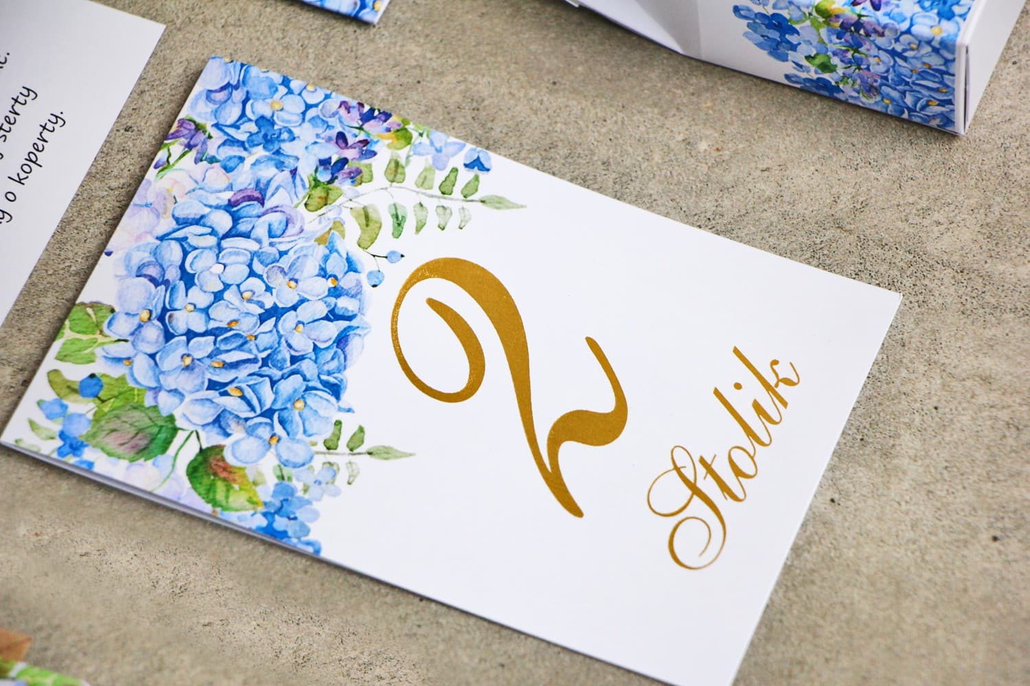 Numéros de Table Dorés avec Hortensia | Numéros de Mariage Fleurs Bleues | Sorento n° 5