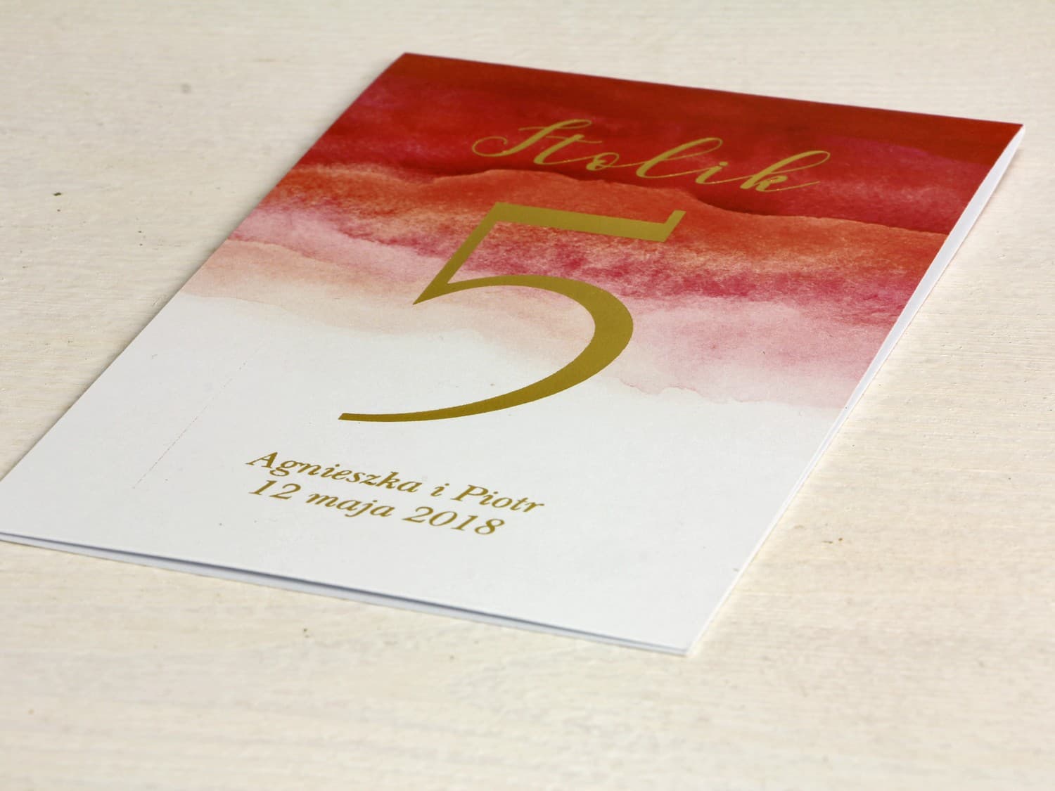 Elegantes Números de Mesa Dorados con Acuarela Roja | Meseros de Boda | Delfina n.º 1