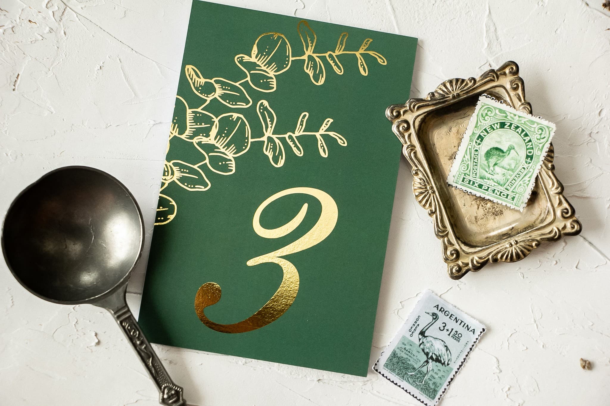 Números de mesa dorados Verde Botella y Eucalipto | Números de mesa de boda de pie | Diseño nº 2