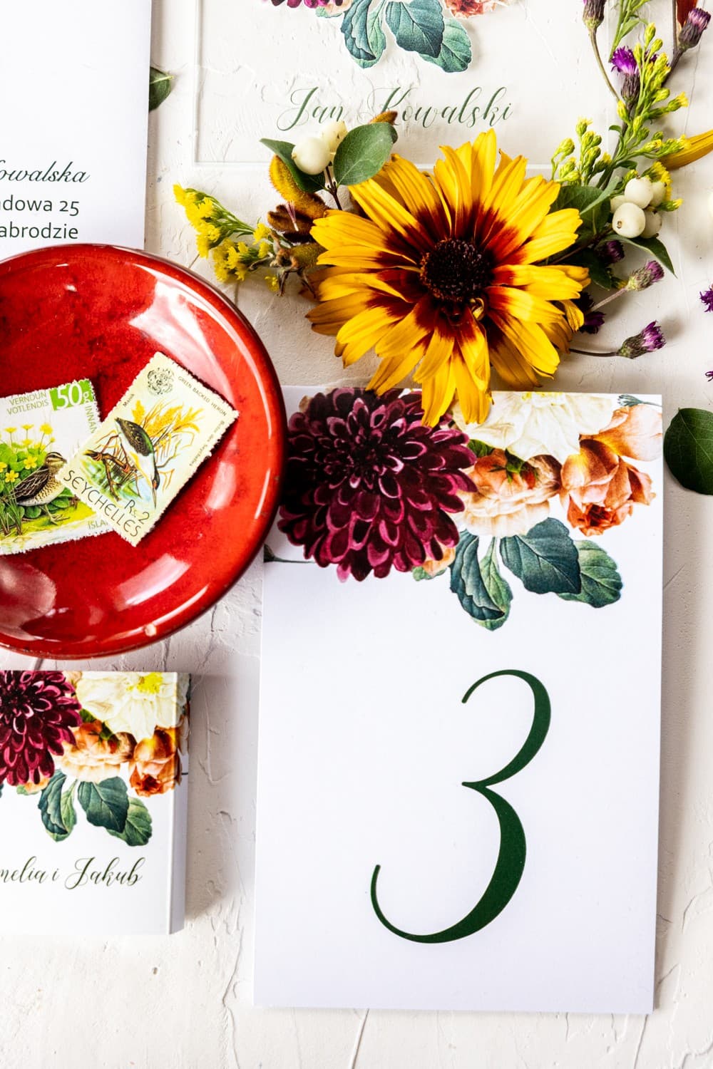 Numery na stół z burgundowymi daliami i różą | Numerki i oznaczenia stołów weselnych | Korani nr 13