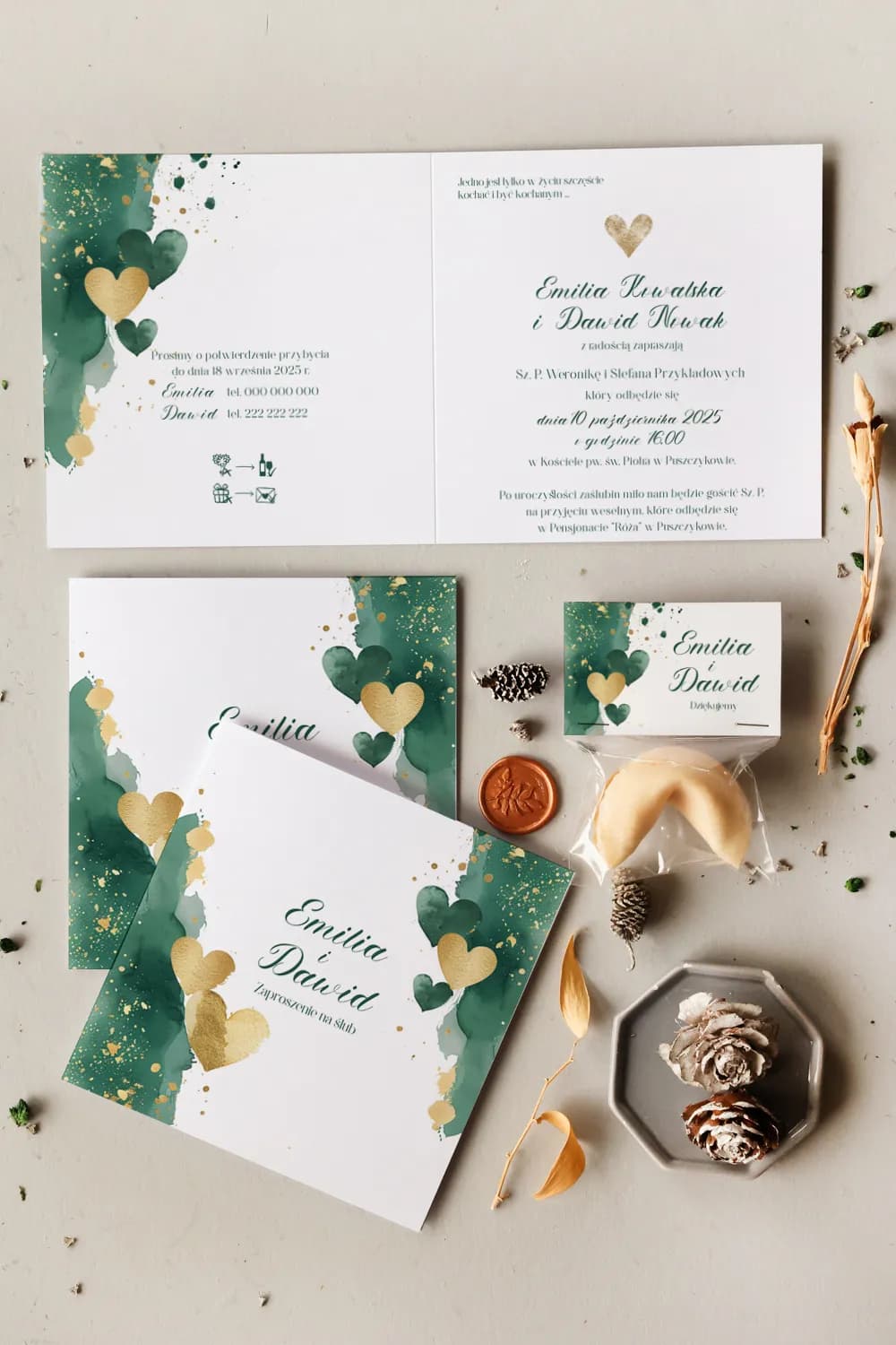Nowoczesne zaproszenia na wesele z motywem serc i zielenią Wedding invitations in bottle green with gold hearts, Cejla No. 17 model