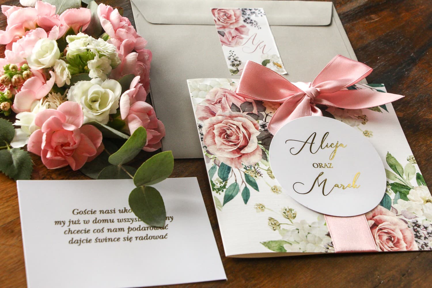 Partecipazioni dorate nozze con fiocco – Collezione Soreli n. 3 Partecipazioni matrimoniali glamour Soreli n. 3 rose cipria e doratura Amelia Wedding