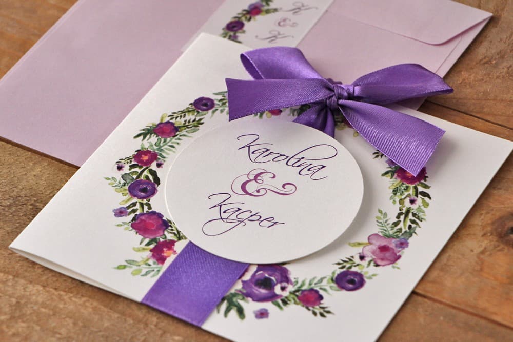 Dettagli dell'invito con fiocco – Acquerello n. 11 Invito nuziale con nastro viola Acquerello n. 11 motivo floreale Amelia Wedding