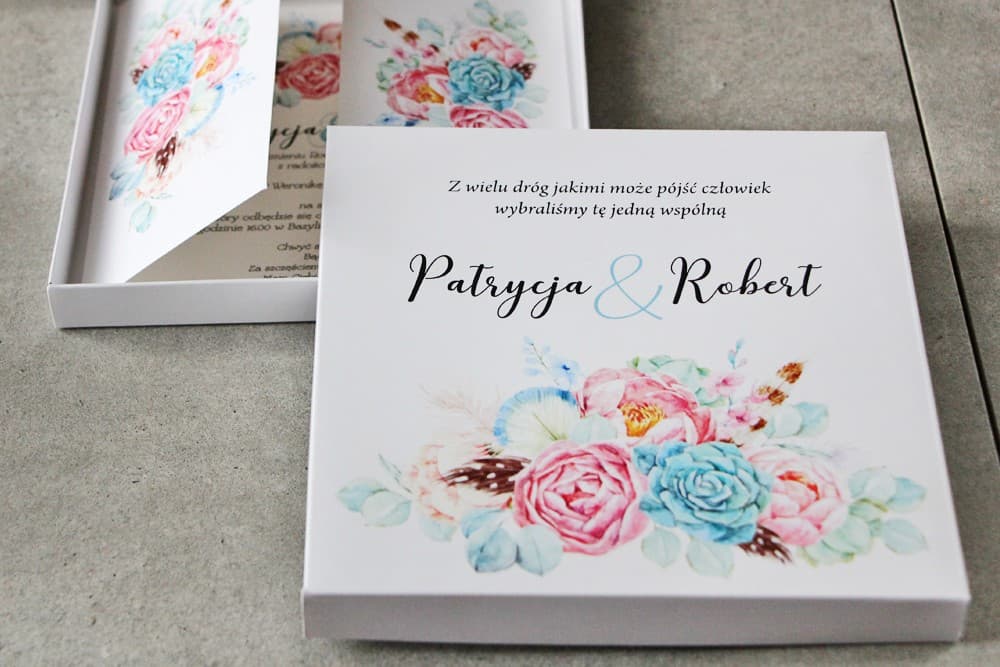 Confezione per inviti Pistacjowe n. 24 Scatola per inviti con motivo di peonie e piume Pistacjowe n. 24 Amelia Wedding