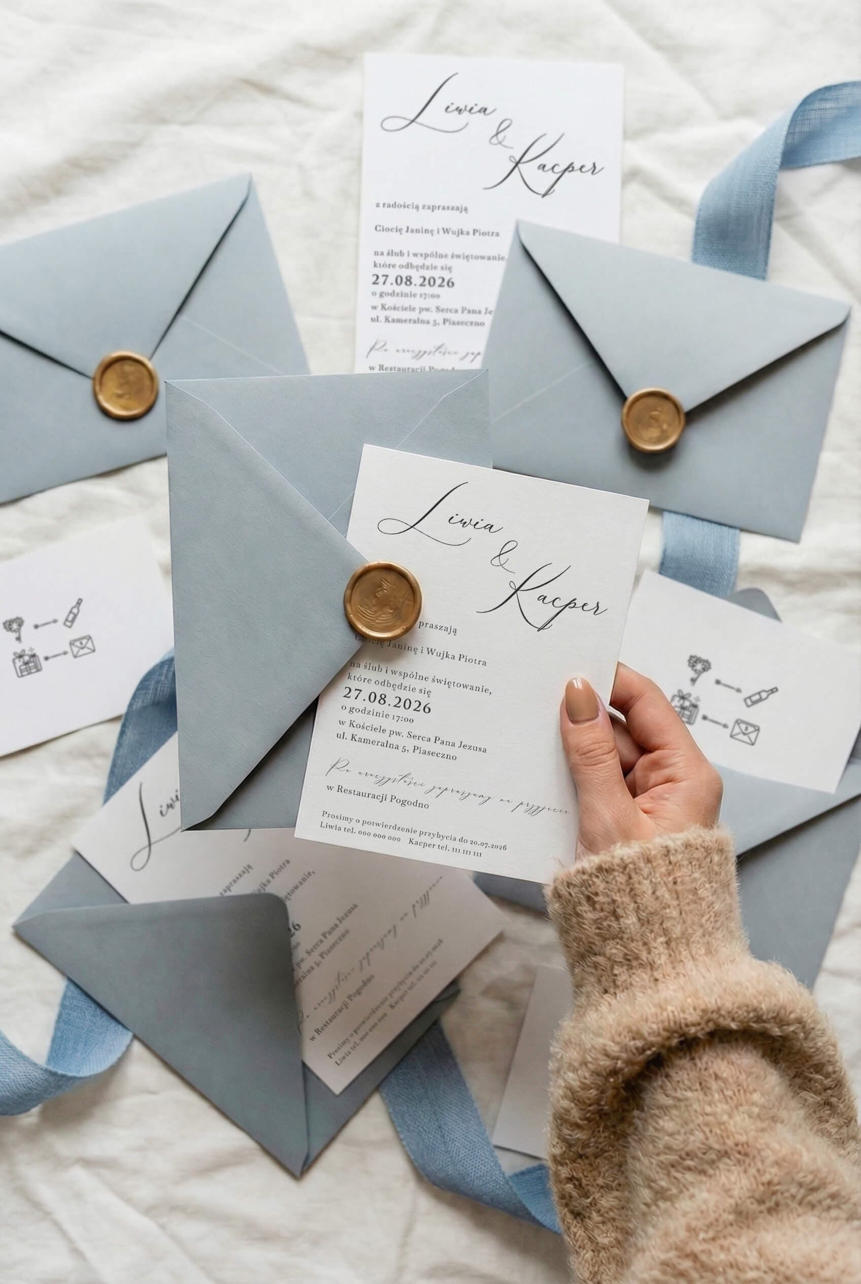 Partecipazioni per matrimonio Dusty Blue Lauren n. 3 tipografia moderna Partecipazioni nuziali minimaliste Lauren n. 3 con busta Dusty Blue e ceralacca dorata Amelia Wedding