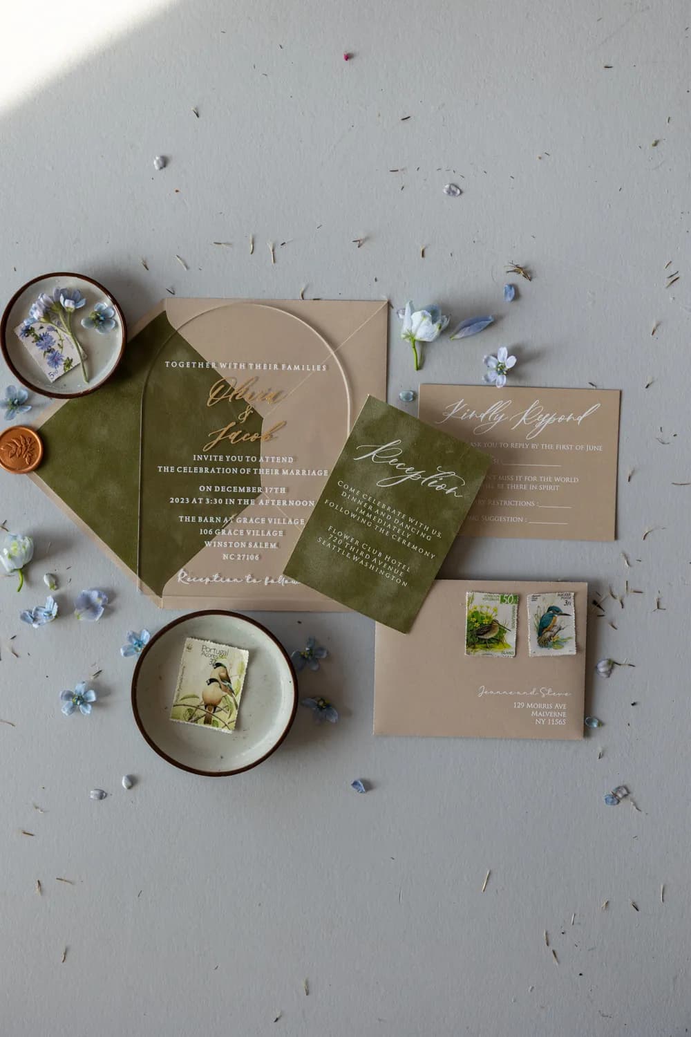 Partecipazioni glamour su plexiglass con busta oliva Partecipazioni trasparenti su plexiglass ad arco PR18 velluto olivastro Amelia Wedding