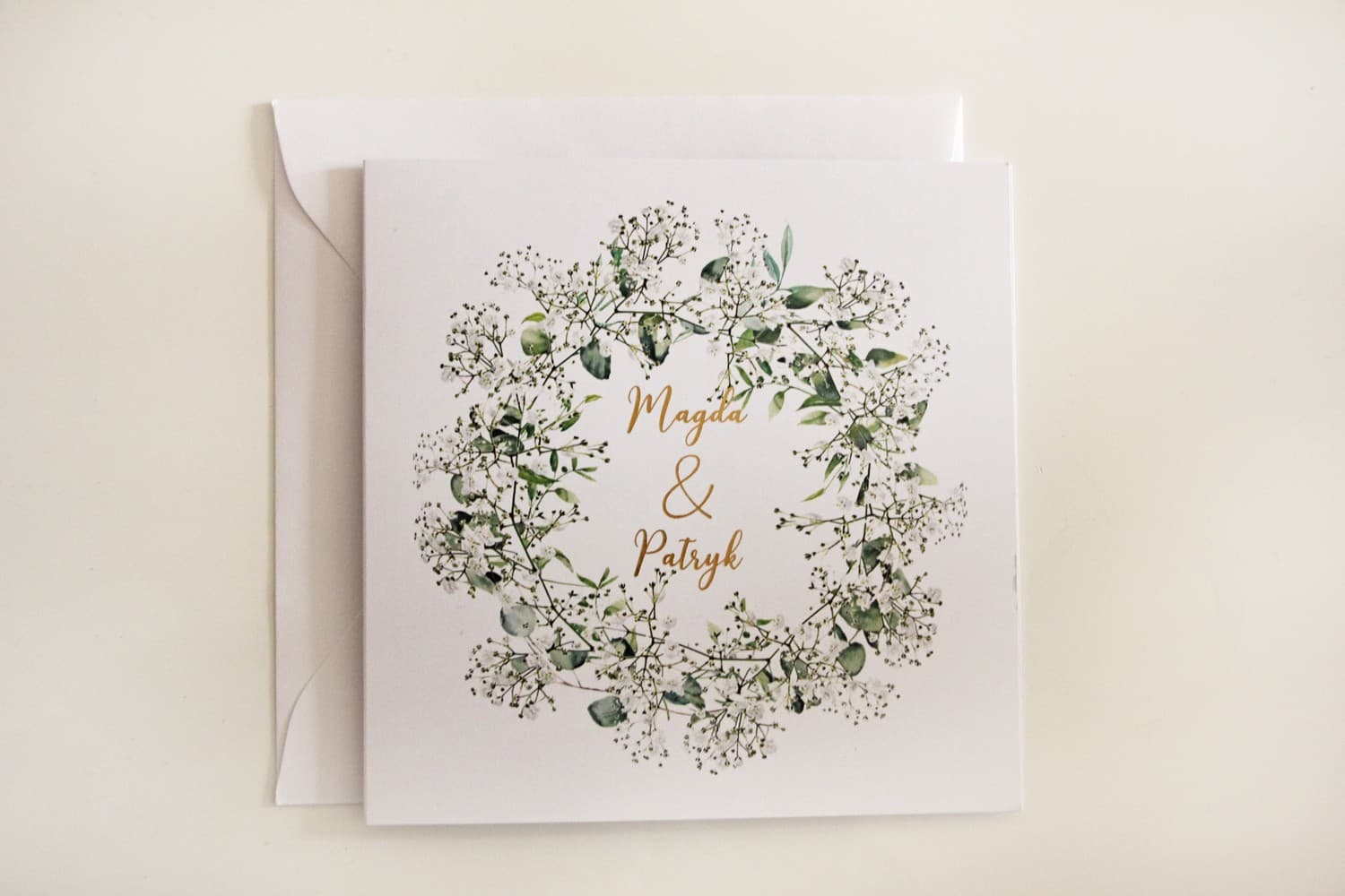 Partecipazioni nuziali con motivo eucalipto e gypsophila - Cikade n. 14 Dorate partecipazioni nuziali botaniche Cikade n. 14 eucalipto Amelia Wedding