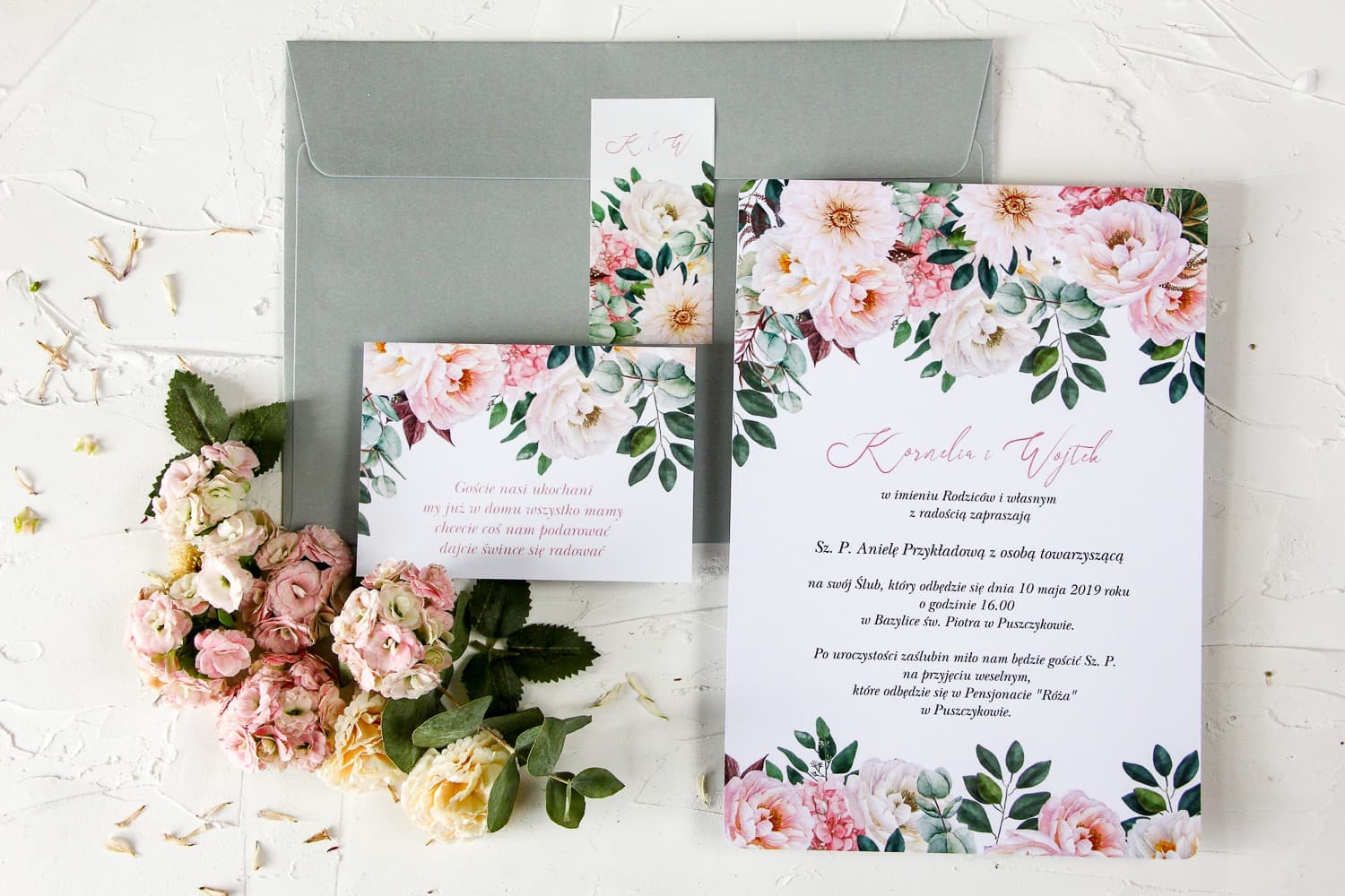 Fiori rosa su partecipazioni nuziali stile boho Partecipazioni nuziali boho con peonie Wenis n. 6 Amelia Wedding