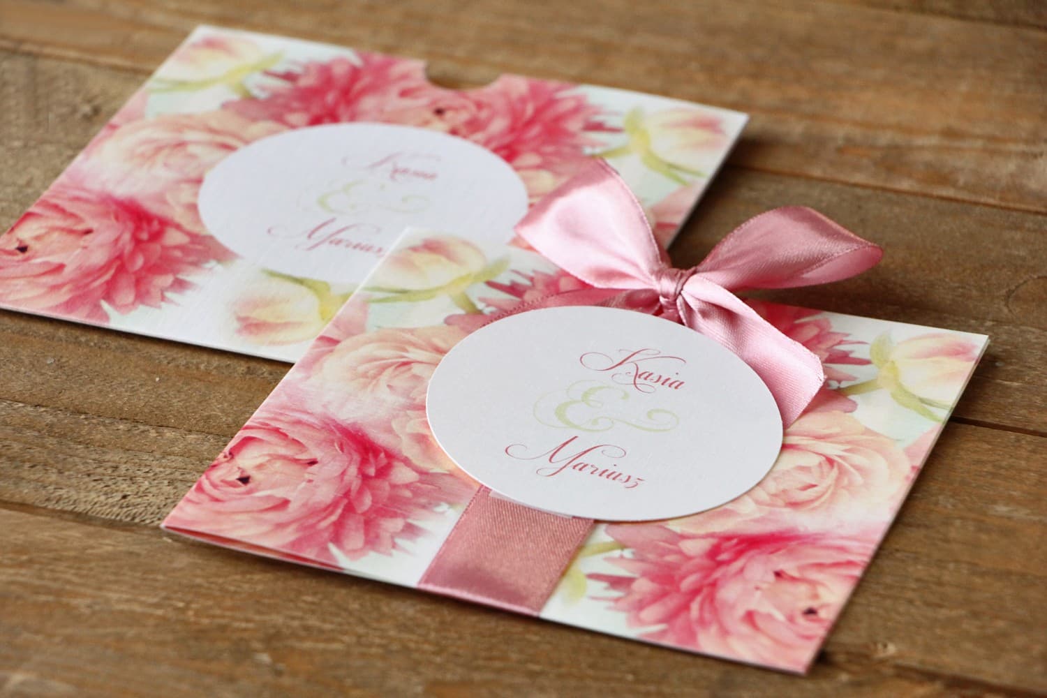 Partecipazioni di Nozze in Astuccio con Peonie - Fiori Dipinti n. 9 Partecipazioni di nozze con motivo floreale Fiori Dipinti n. 9 peonie rosa Amelia Wedding