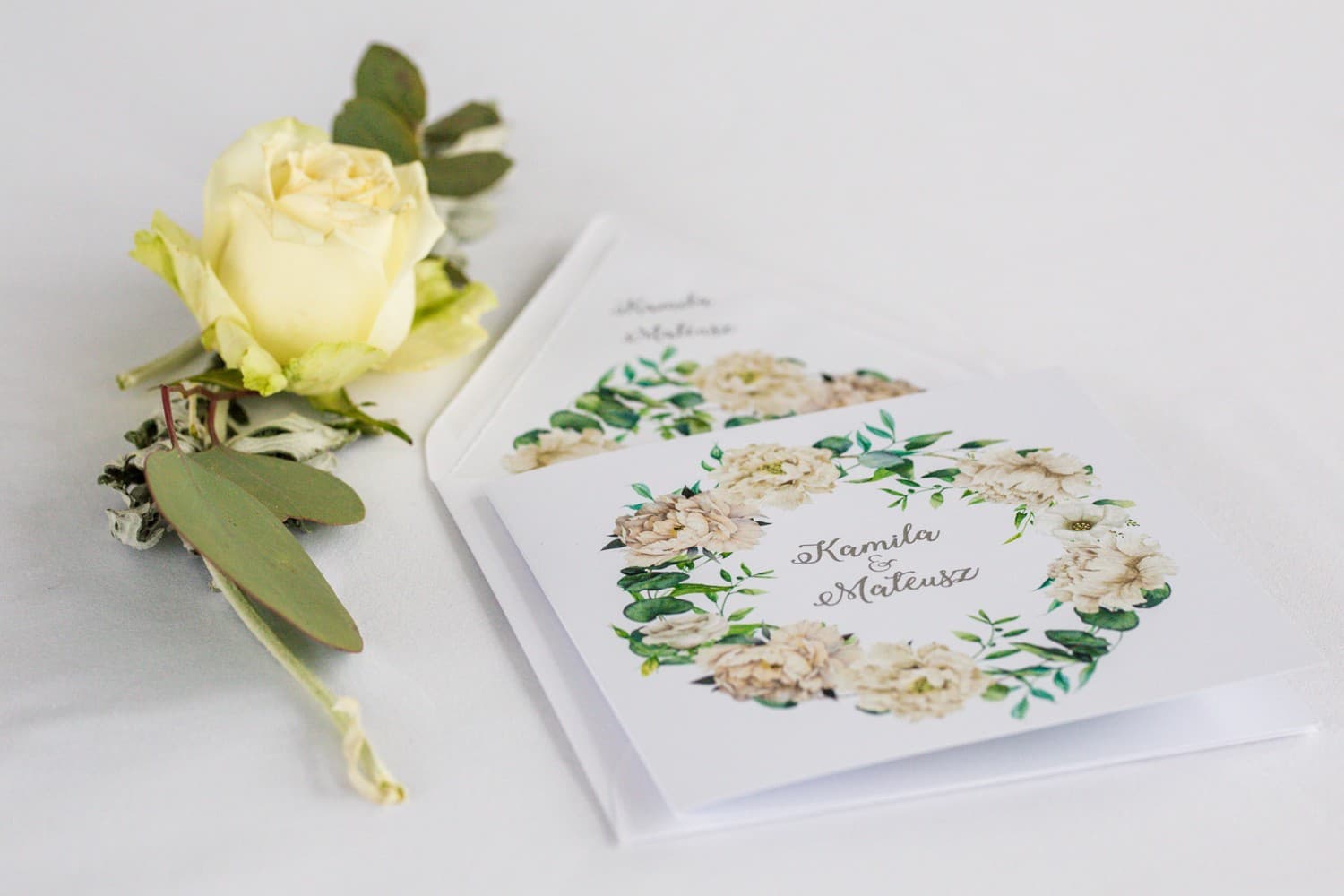 Partecipazione nuziale quadrata con ghirlanda di peonie e scritta argentata Partecipazioni nuziali argentate Cikade n. 15 peonie cremisi Amelia Wedding